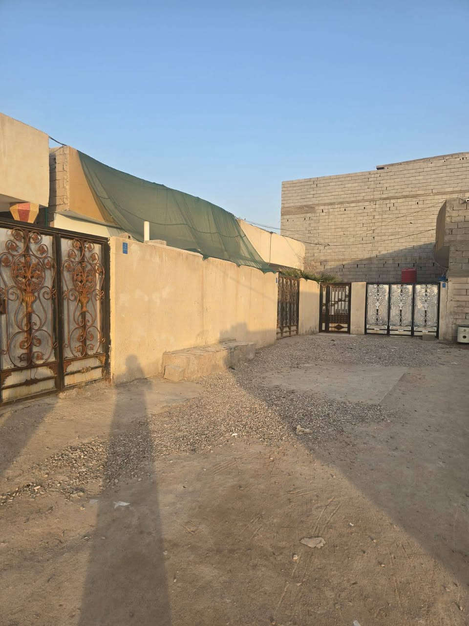 سلام عليكم وسعد الله أوقاتكم 👋⁉️

5 خمسه دور سكن للبيع ⛪️ بسعر جدا مناسب تريدهن كلهن او واحد 

المساحه 200M²

يحتوي كل بيت على 
غرفتين نوم 
ديوان 
صاله 
مطبخ 
صحيات داخلي و خارجي  
حديقه
كراج سياره 
البيوت جدا مرتبات 

كافه الخدمات متوفره 

طابو صرف  زراعي بأسم عراقي سند ٢٥ 
راعي الارض ساكن نفس المنطقه 
تريد سهم
 او
 نسخه من الطابو + وكاله

العنوان البصره ابي الخصيب طريق الصحراء  
ثالث بيت عن التبليط

سعر 150 مليون و بي مجال 
للاستفسار
***********
