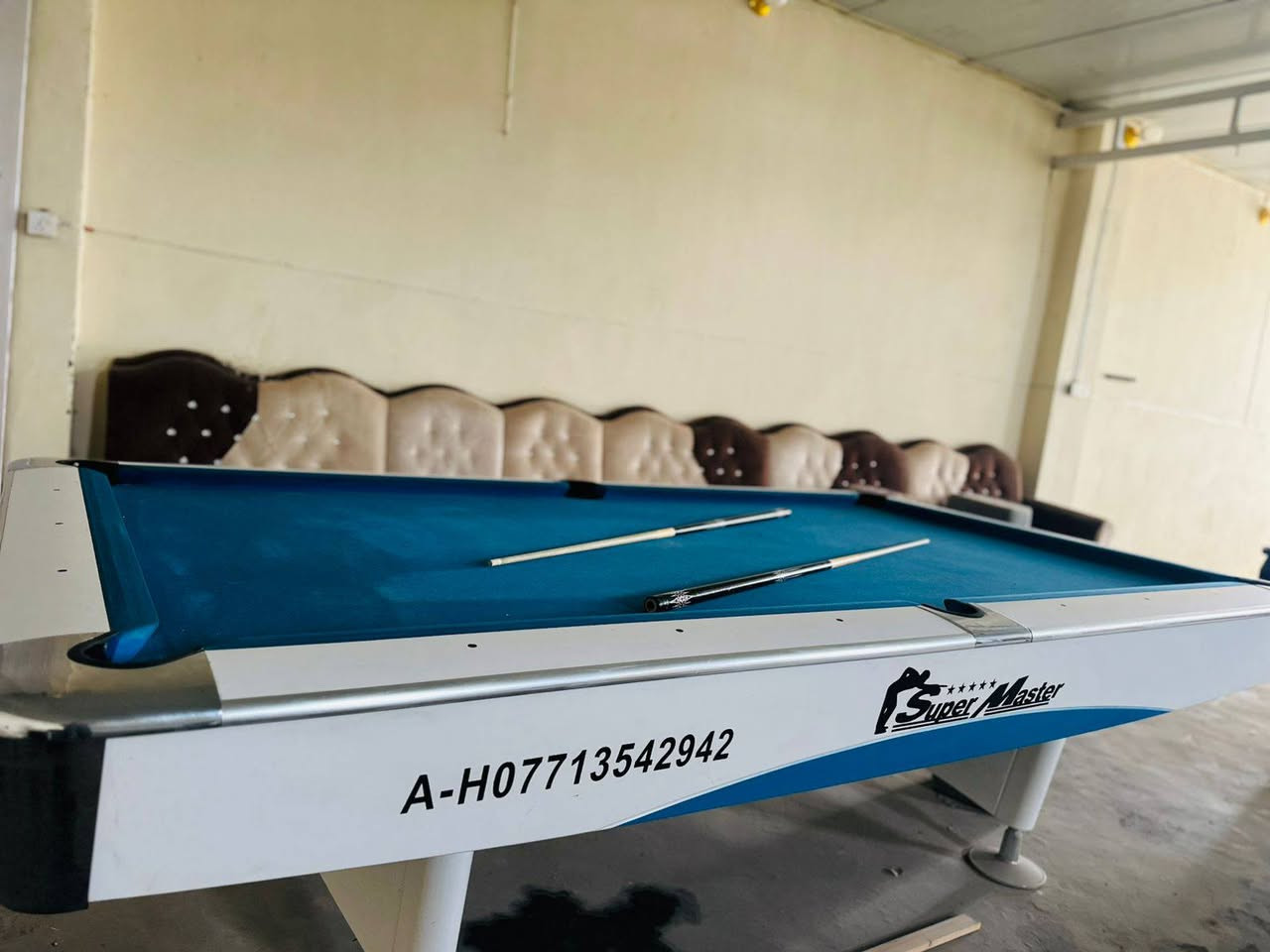 السلام عليكم عندي قاعه بلياردو للبيع قاعه متكامله   سوبر ماستر عدد2
ملعوب عليه شهر واحد فقط 
اثنين بليارد عراقي 
ثلاثه بلازمات حجم 32 
ثلاثه بلاي 4 فات سلم
منظومه قنوات رياضيه مشفره 
بلازما عارض حجم 62 
منظومه انترنت كامله 
صوبه غازيه كبيره
طقم قنفات نظيف 
كيوبات كامل كرات كامل 

ملاحظه ابيع القاعه شلعه واحده ما ابيع جزء واخلي جزء 

للتواصل ***********
