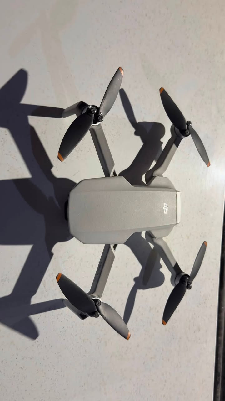 السلام عليكم 
 طائره درون DJI Mini 2 SE الطائرة بحالة الشركة (نظافة 99%) 
مستخدمة كلش قليل 
ومكفولة من أي شخط أو عطل تقني
 ثبات عالى ضد الرياح
ومدى إرسال طويل جداً 6 كيلو متر
الريموت كنترول الأصلي
بطاريات عدد 6 
مده الطيران 30 دقيقة
 نظام تحديد الموقع الرجوع التلقائي من مكان الاقلاع 
كافة الملحقات (ريش إضافية ، براغي ، وكيبلات كل انواع الاجهزة )

للاتصال والاستفسار 
‏‭***********

مكاني واسط
