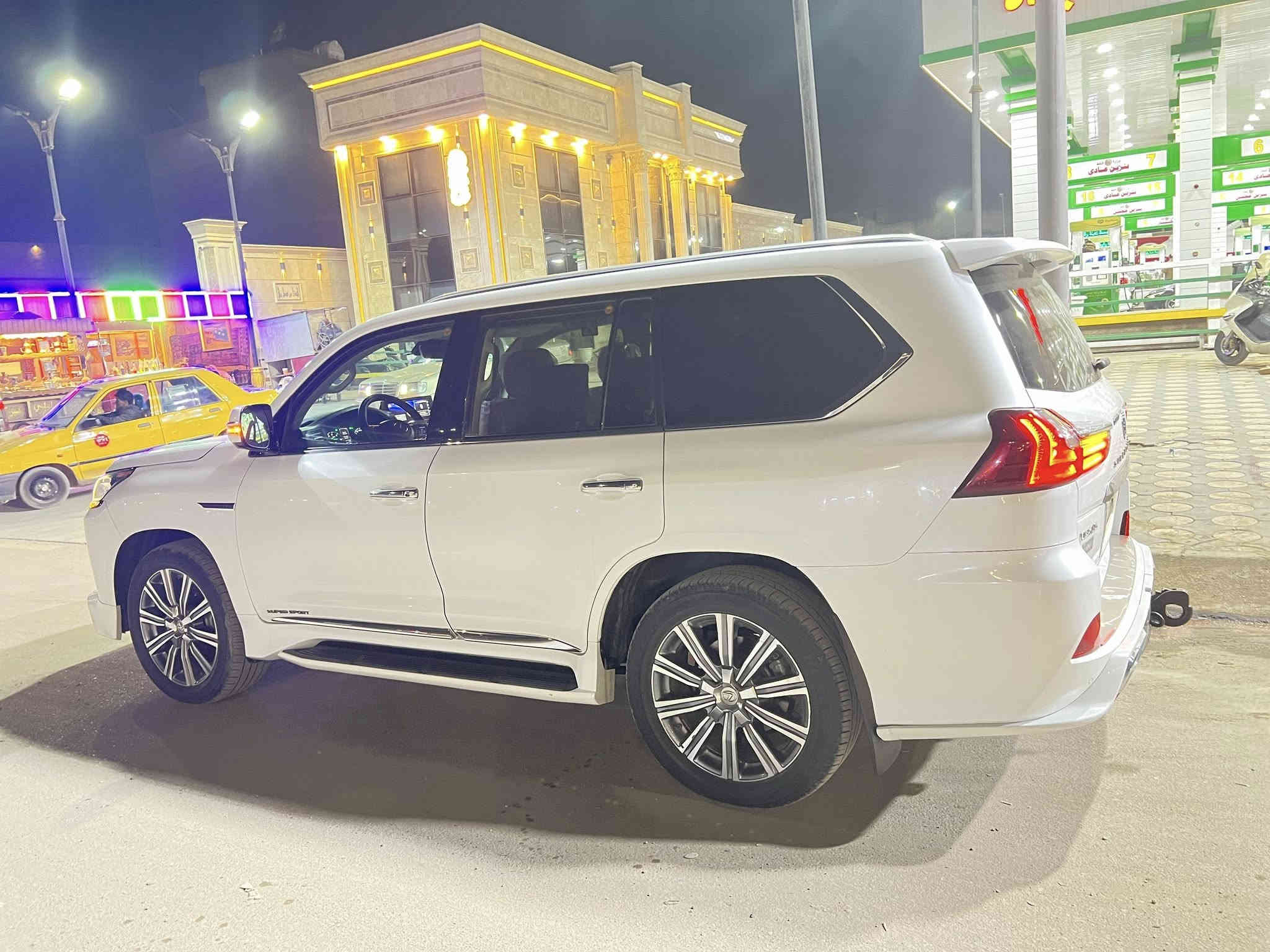 سلام عليكم لكزز للبيع مو ديل 2016 مكفوله كفاله عامه من كلشي مايشه 100 سياره كلش جديده فول مو اصفات للخير يعني مزوعه مو اصفات مكان بغداد رقم سليمانيه بسمي تحويل 
***********
