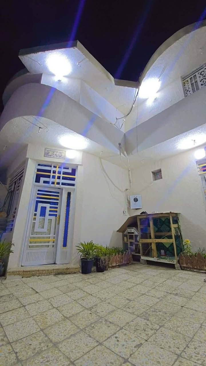 🏡 للبيع منزل طابقين – كربلاء / الجمعية الثانية (قبل الساهرون)

📍 الموقع: الجمعية الثانية، شارع طارق، قرب البانزينخانة، أرض كربلاء، قريب من الشارع العام (30 متر)، والفرع كونكريت.

📐 المساحة: 200 م²

💰 السعر: 180 مليون دينار عراقي، وقابل للتفاوض.

مواصفات المنزل:

🔹 الطابق الأول:

- كراج سيارة كبير.
- صحيات خارجية.
- استقبال بمساحة (8.5 × 4 م).
- مطبخ حار وبارد.
- صالة بمساحة (8 × 4 م).
- غرفتا نوم، كل غرفة (5 × 4 م).
- منور بين الغرف.
- صحيات داخلية.

🔹 الطابق الثاني:

- صالة.
- غرفتان:
  - غرفة (5 × 4 م).
  - غرفة (8 × 4 م).
- نظام سويت.
- الحمام غير مكتمل.
- مساحة متبقية تكفي لبناء غرفتين إضافيتين.
- البناء من البلوك وبكونكريت مسلح درجة أولى.

📞 للاستفسار:
***********
#حسين_لعقارات_كربلاء🏘🏘
