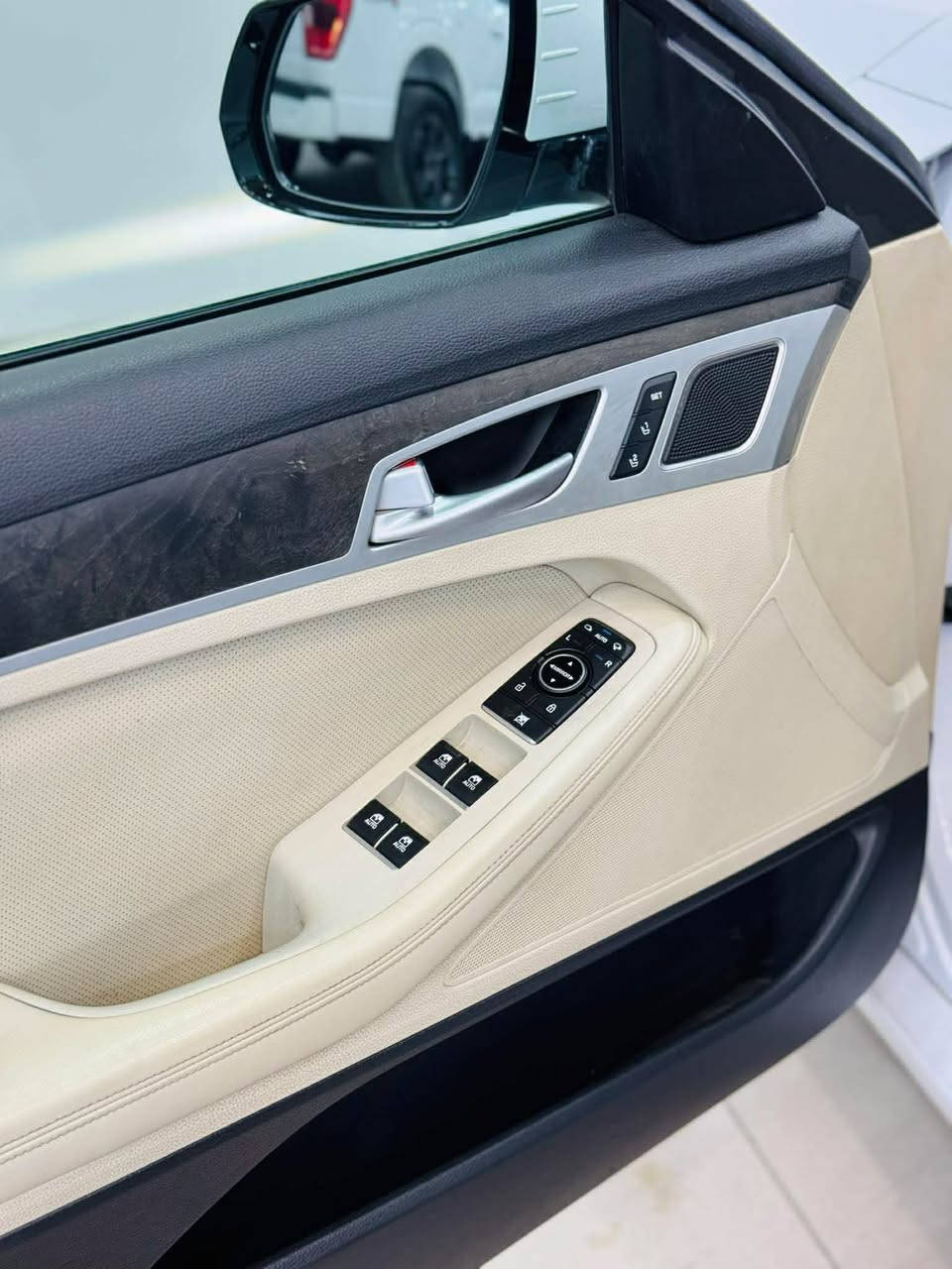 السلام عليكم شباب سيارة جنسس موديل ٢٠١٥ خليجية للبيع مروس حسب قناعة بيهة بار صفحة سايق وبيه جاملغ خلفي وأمامي السعر ١٦٠ وبيه مجال ***********
