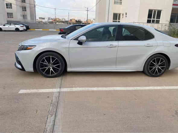 کامری مۆدێل ۲٠۲۳ مواسەفات SE + بەس سڵایت نیە ، ٤٥ مایل ڕۆشتوە  بێ سبوخ    بێ ئێرباگ،ڕەنگ چیمەنتۆی کاڵ ،لێدرانی پشتەوەی هەیە،کەمەکی گرتیە  ، دوو پارچە تەرزەی کورستانی هەیە . سعر ۲۲٥ و معامەلە .سەنەوی نوێ،وەتس ئەپ *********** أربيل
