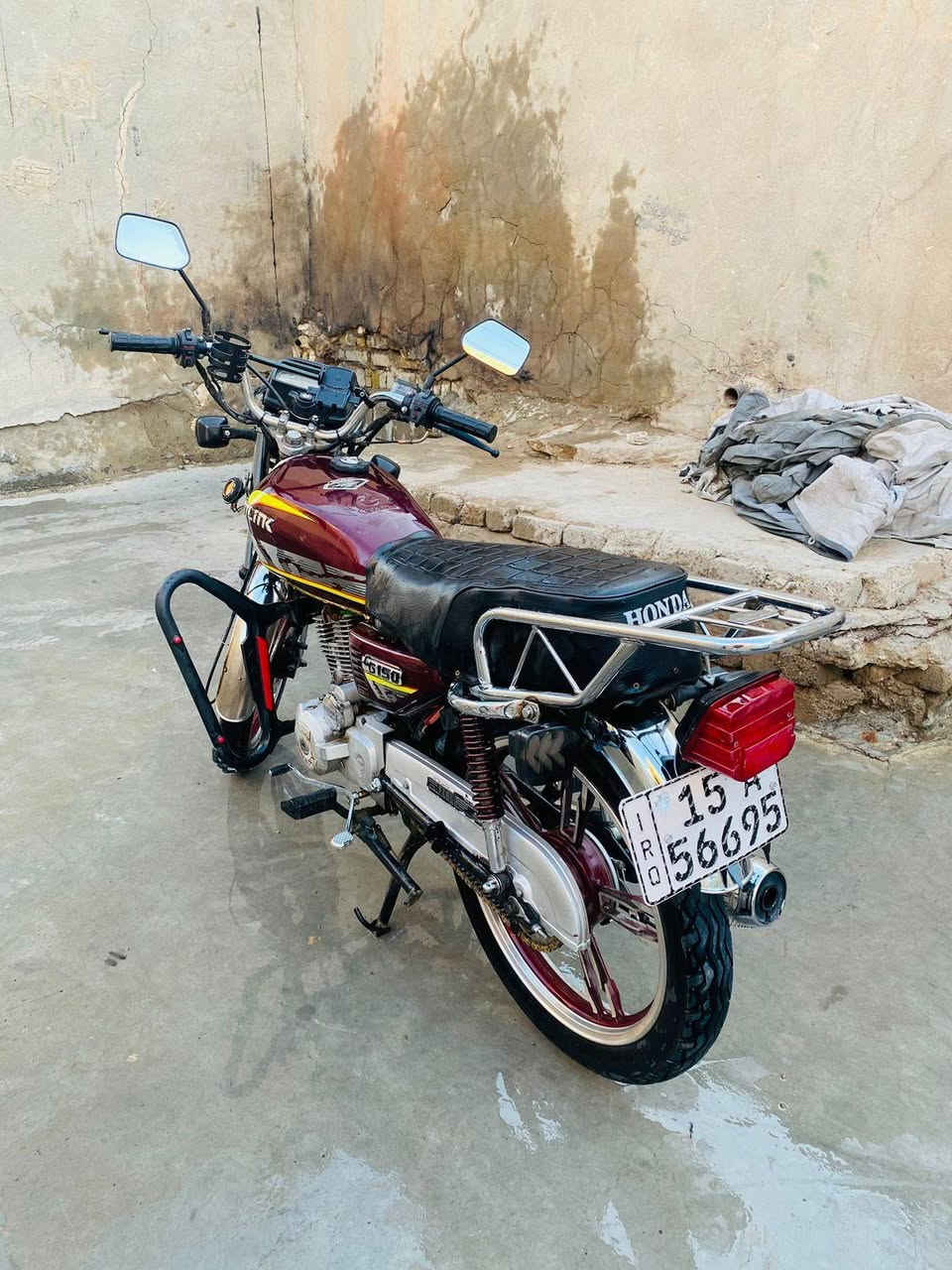 السلام عليكم دراجه سيفان ايراني للبيع موديل 2021 مرقم بأسمي الأنبار دراجه كلش نضيفه ومناقصها اي شي السعر مليون و 300 الف رقم الهاتف بي واتس اب ***********
