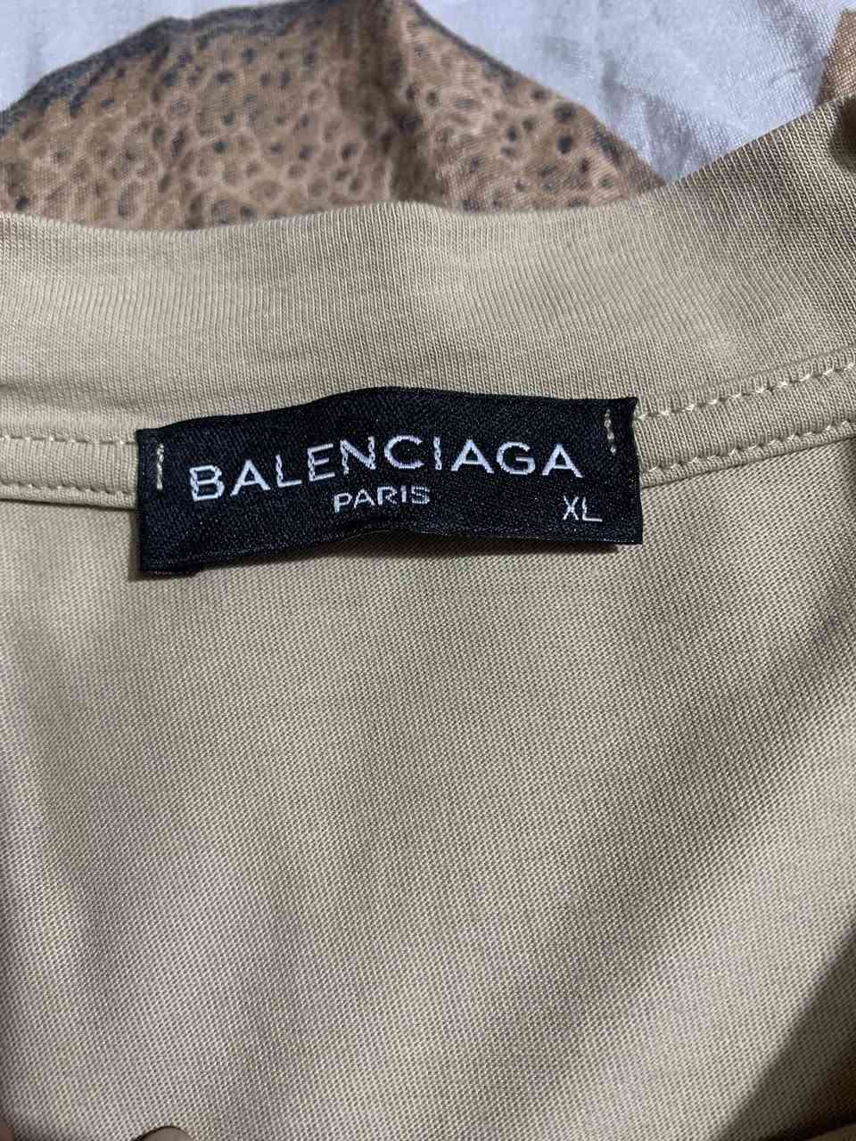 تيشيرت بالنسياغا (Balenciaga T-Shirt) باللون البيج، ويتميز بقصة فضفاضة (Oversized) مع شعار الماركة الممتد بخط عريض باللون الأبيض عبر
أوڤر سايز يعني شلون البگي وتصير الكتف نازل يخبل قمش بارد جديد بالليبل شلت الليبل من غسلتة عبالي يصير علية طلع ضيق
هالتحفة متاحة ويوجد توصيل


**إذا كنت صاحب هذا الإعلان وتريد حذفه لأي سبب، رجاءا أرسل رسالة إلى الدعم الفني**