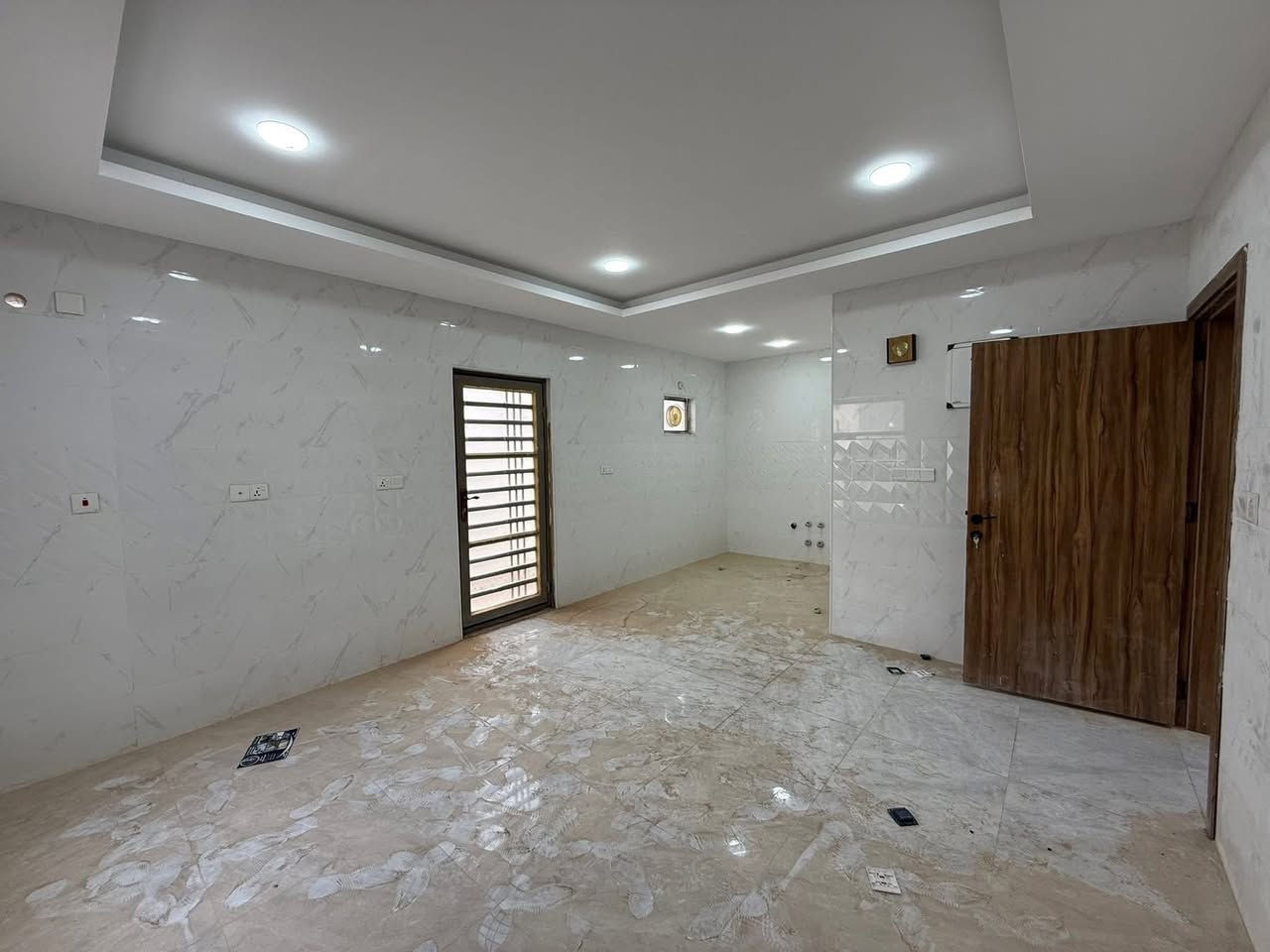 السلام عليكم ورحمة الله وبركاته 
توفر دار للإيجار 
محافظة النجف الأشرف 
مجمع الأميرات الثانية 
مساحة 200 متر يحتوي غرفتان
مربع ثالث واتجاه الدار شمالي وخلف شارع 30 مباشرةً 
بدل الإيجار 400 الف مقدمة شهرين
الدار نضيف جداً وجاهز للسكن فوراً 
الاتصال/***********
