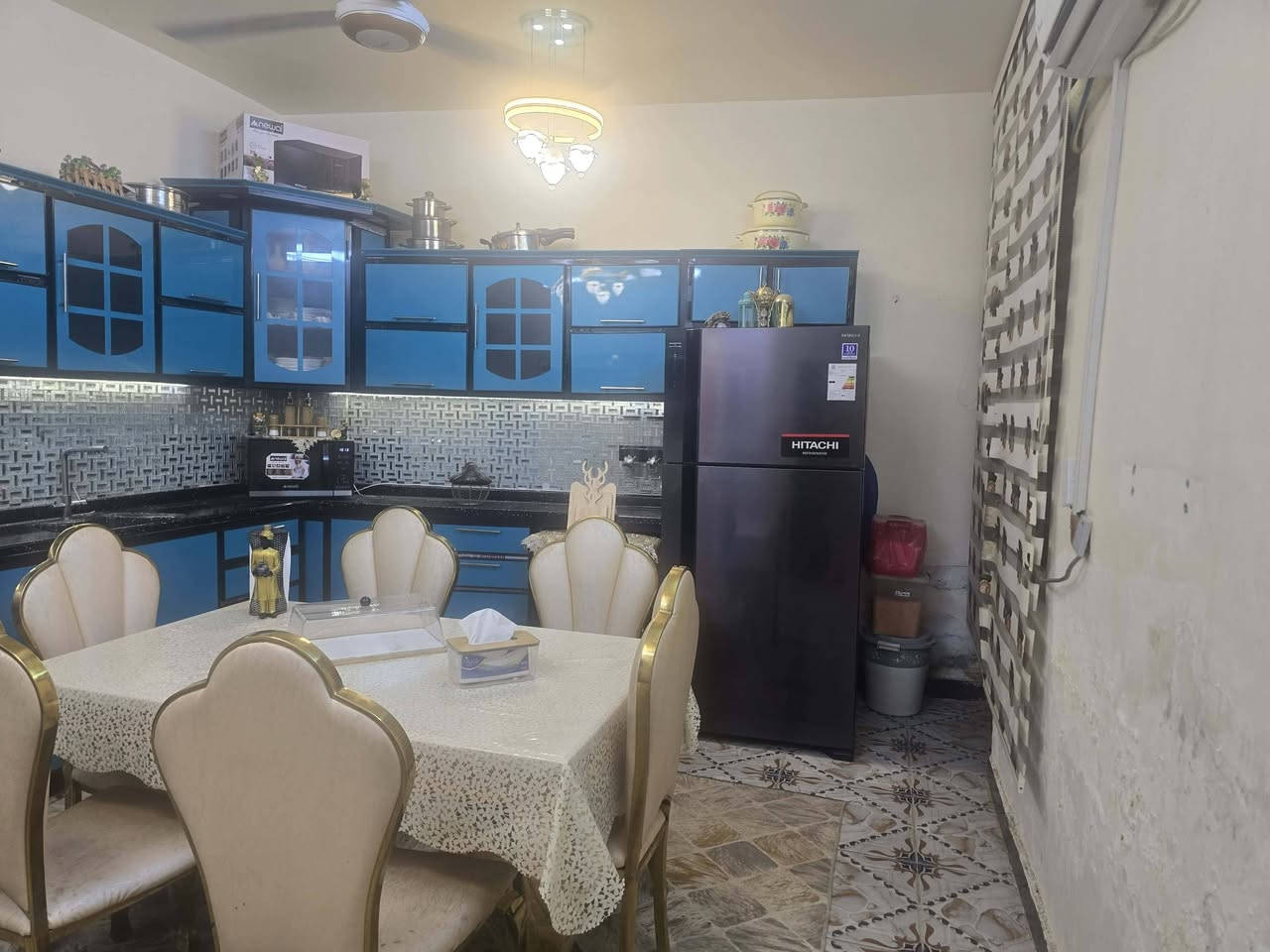 مشتمل مصفر طشاش قرب شارع القاضي مساحه 100متر طابقين نظام تركي جوه صاله ومطبخ واستقبال وفوك غرفتين نوم وصاله وحمام كله طابوك مراوس بيت حي الحكيم أو كوت جديده  ومساحه 200 اهم شي بيه 3غرف ***********
