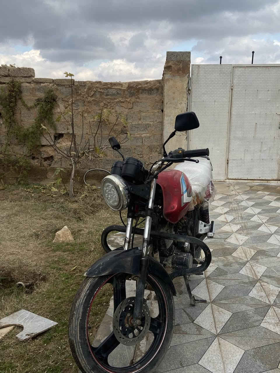 السلام عليكم
باندا محرك 150cc

5كير فول نشاط 

بيها نواقص بسيطه

مراوس ب ايراني سيفان

متواجد فيس و واتساب ***********
