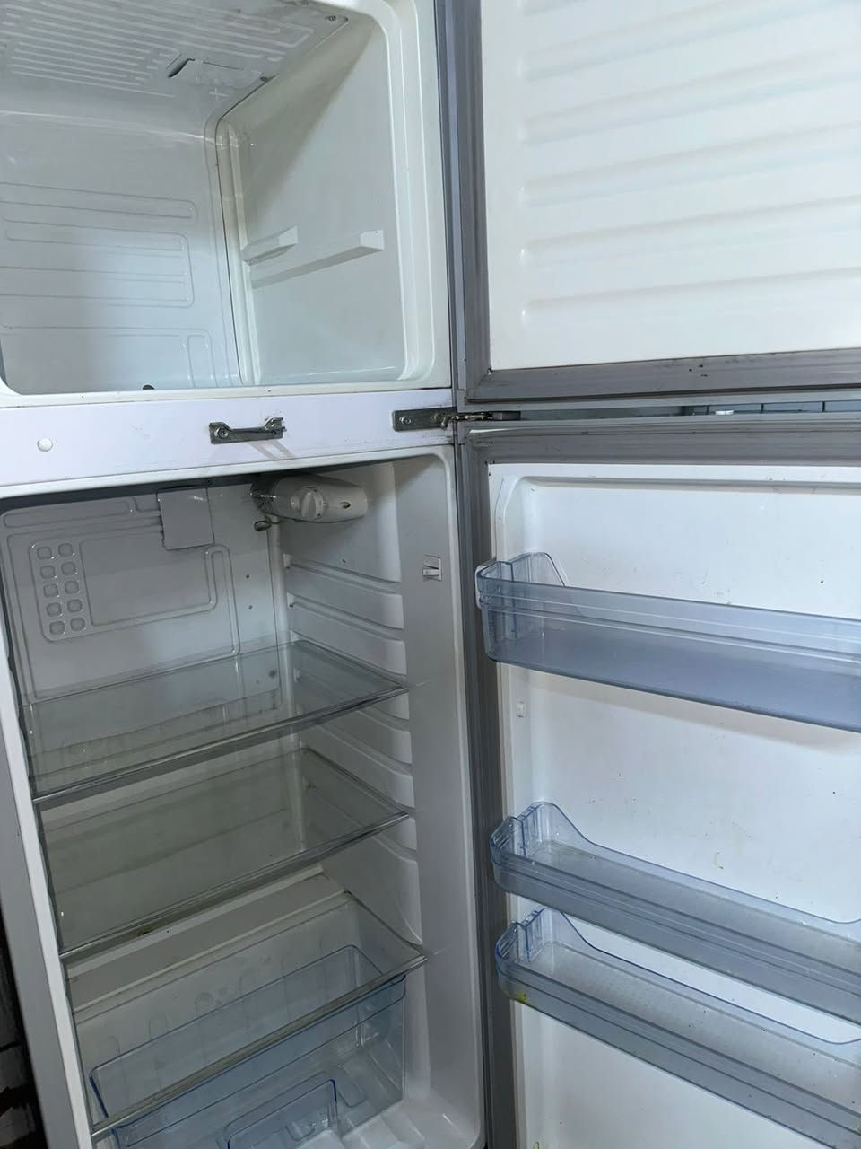 السلام عليكم
ثلاجه نظيفه 
عطلها الماطور فقط 
*********** واتساب
