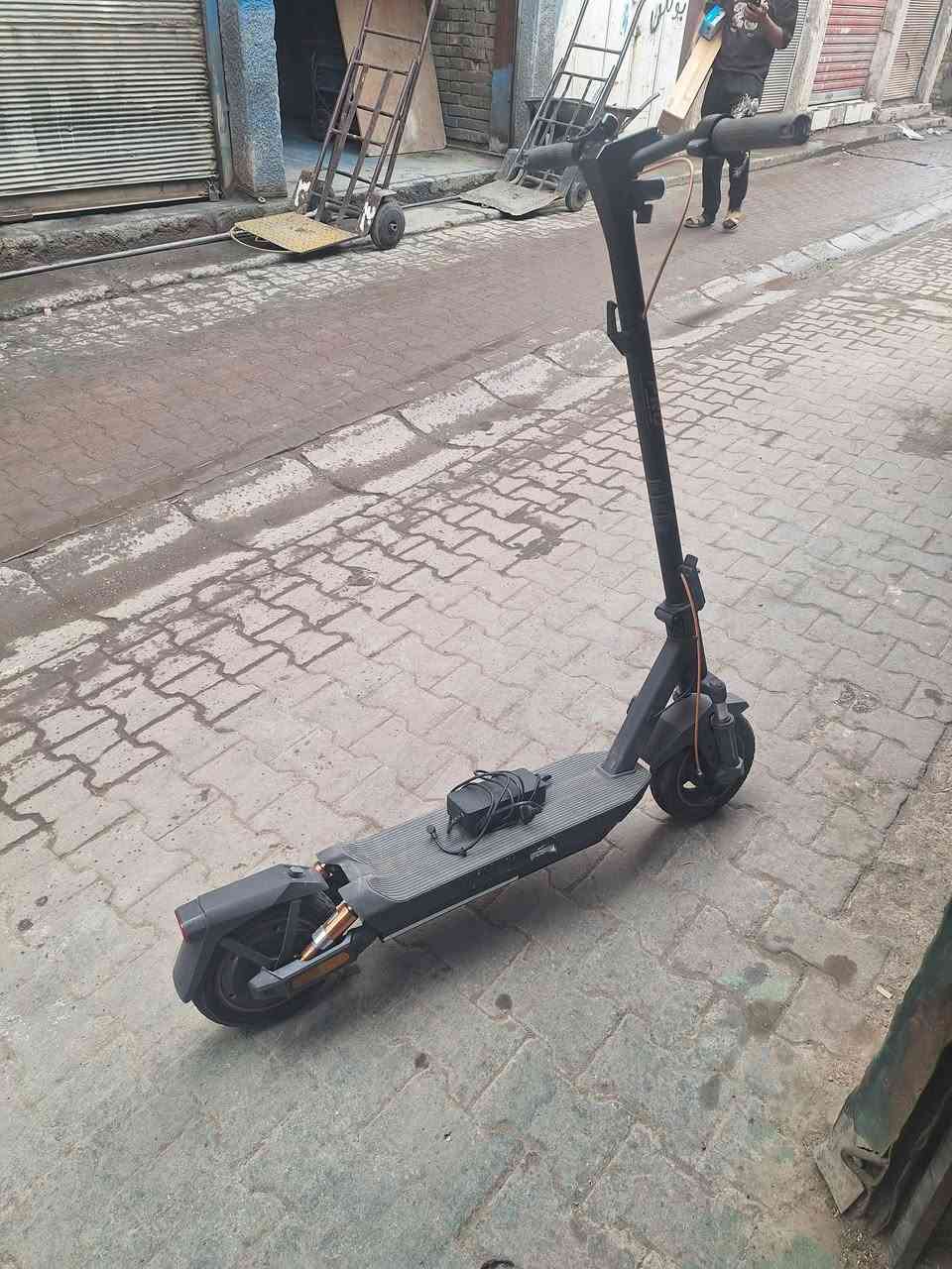 السلام عليكم سكوتر نافي الماني للبيع جديد مستعمل قليل كلش شحن يكفي 40 كيلو متر سعر 250 مكاني بغداد  الشورجة قنبر علي رقم ***********
