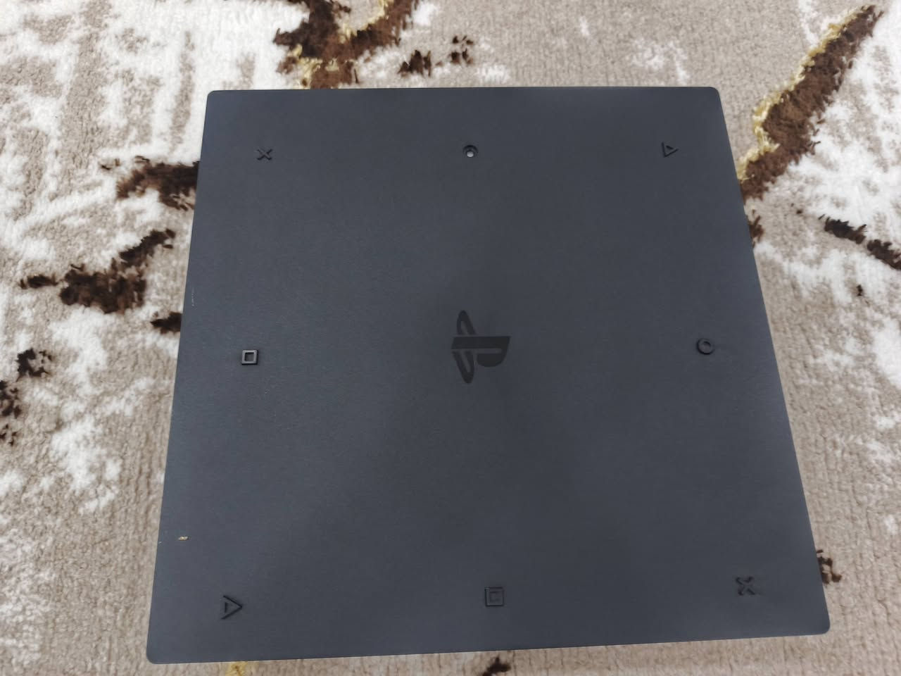 جهاز ps4 pro للبيع
المواصفات الأساسية:
الإصدار: PlayStation 4 Pro
 السعة: 1 تيرا بايت (1TB)
 اللون: أسود
 الميزة الأقوى: يدعم ألعاب 4K بدقة عالية HDR
الملحقات المشمولة:
 جهاز PS4 Pro بالصندوق الأصلي.
اربع العاب مع الجهاز
 يد تحكم DualShock 4 أصلية (باللون الاسود.) العدد2
 كابل الطاقة 
 كابل HDMI 
للتواصل 
***********
***********

