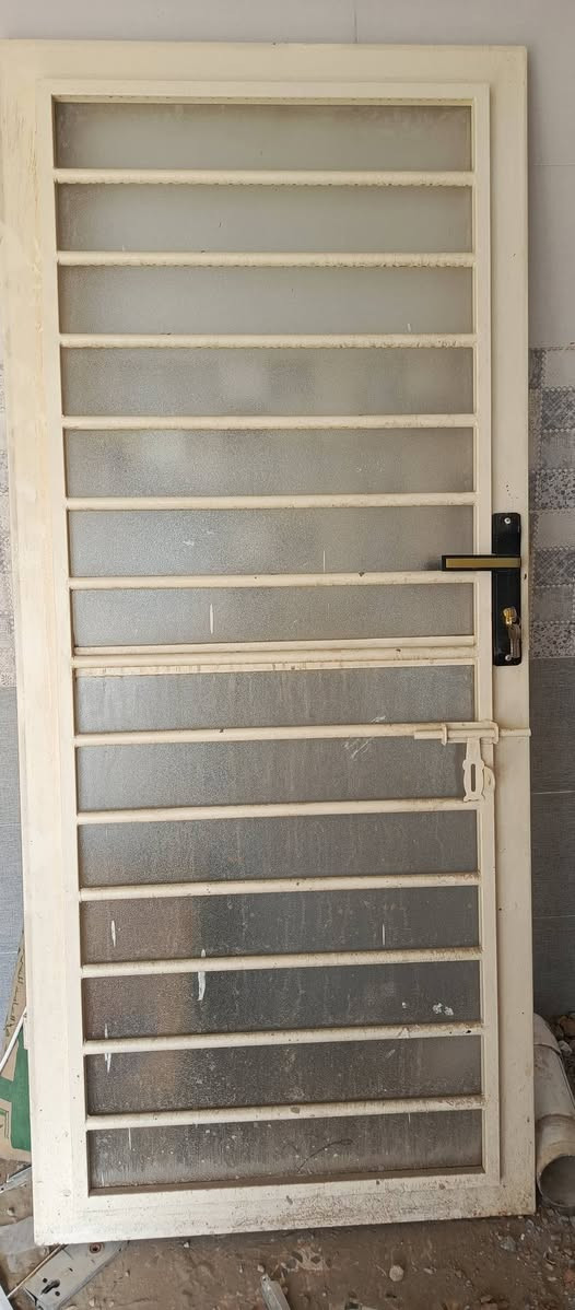 باب pvc عدد 3
باب خشب تركي اخو الجديد عدد 4
باب حديد مع الفريم مع شباك pvc 
للبيع 
للاستفسار الاتصال ***********
