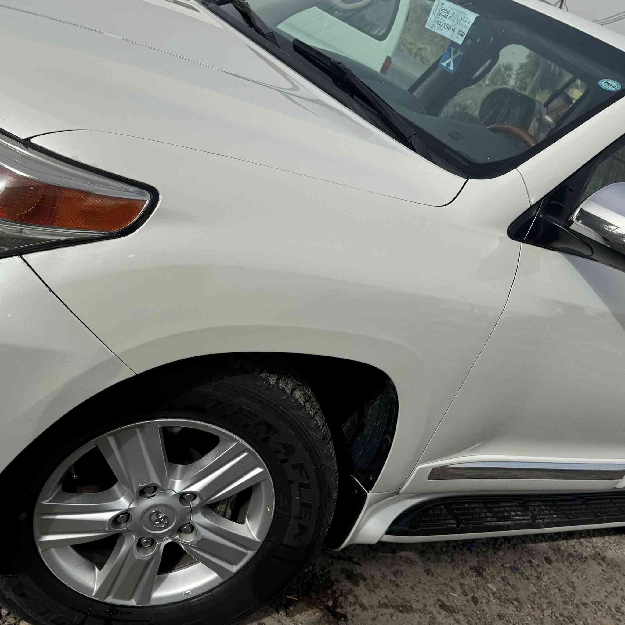 لاندكروز خليجي فطيم 
موديل 2015 
ماشي 130 الف 
مكفوله من صبغ او بارد 
محرك 6 سلندر 
8 ايرباك 
رقم سياره سليمانيه 
مكان سياره بغداد 
تلفون ***********
