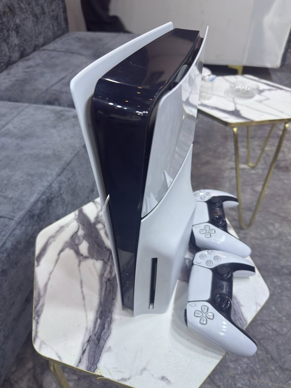 سلام عليكم بلي ستيشن 5 سلم+ups اوف لاين للبيع  ويا قرصين ويا يدتين اصليات مثل ماموضح بلصور ويا الكارتونه مالته 
(العنوان البصره المعقل )

السعر '' 700 وبي مجال بسيط حك الجيه 

رقم الهاتف '***********
