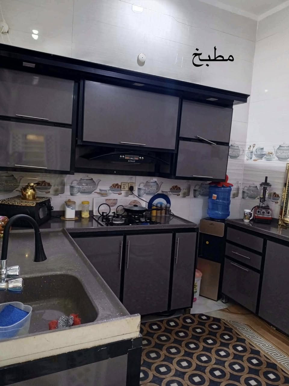 بيت للبيع المساحة 110 طابو زراعي سند 25 يتكون البيت من طابق ونص الطابق الأول يتكون من غرفة وصاله كبيره واستقبال ومطبخ وصحيات داخليه وخارجيه الطابق الثاني يتكون من غرفة وصالة صحيات بناء البيت كونكريت مسلح طابوك كامل من كلشي شارع مقرنص العنوان الصياغ قرب مدرسة الكندي لأهلي لاستفسار رقم الهاتف ***********
