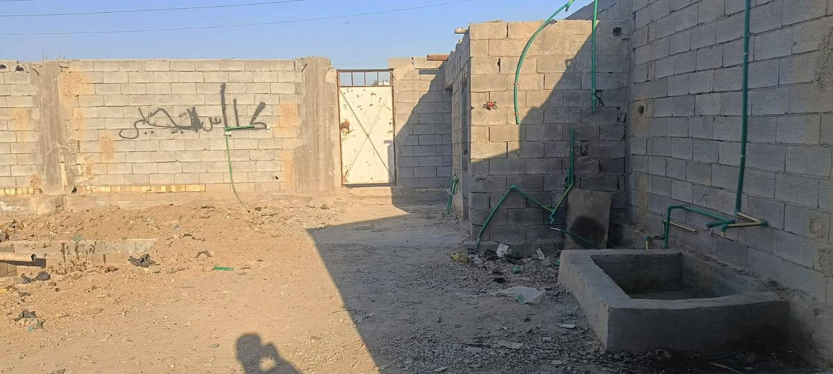 سلام عليكم كراج مساحته دونم يحتوي على غرفتين وصحيات للايجار المكان العماري شارع  قريب ميزانه وبلص سيد خضير للاستفسار ***********
