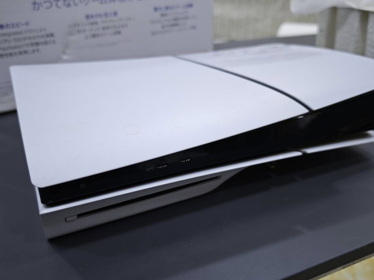 � بلايستيشن 5 سليم (PS5 Slim) إصدار الأقراص
📦 الجهاز بحالة ممتازة مع الكارتون الأصلي
✅ المواصفات:
 • سعة التخزين: 1 تيرابايت SSD فائق السرعة
 • إصدار الأقراص (يدعم الألعاب الفيزيائية والرقمية)
 • يد تحكم DualSense أصلية عدد (2)
 • دعم دقة 4K HDR
 • معدل يصل إلى 120 إطار بالثانية للألعاب المدعومة
 • تقنية تتبع الأشعة (Ray Tracing)
 • صوت ثلاثي الأبعاد 3D Audio
 • واي فاي وبلوتوث مدمج
 • تشغيل ألعاب PS4 وPS5
📦 المحتويات:
 • جهاز PS5 Slim
 • عدد 2 يد تحكم أصلية
 • الكارتون الأصلي
 • الأسلاك الأصلية
 • قرص فيفا كرة قدم 

🔹 الجهاز نظيف جدا وجاهز للتجربة

💰 السعر:  800 الف 
📍 الموقع: بغداد 
📞 للتواصل: ***********
