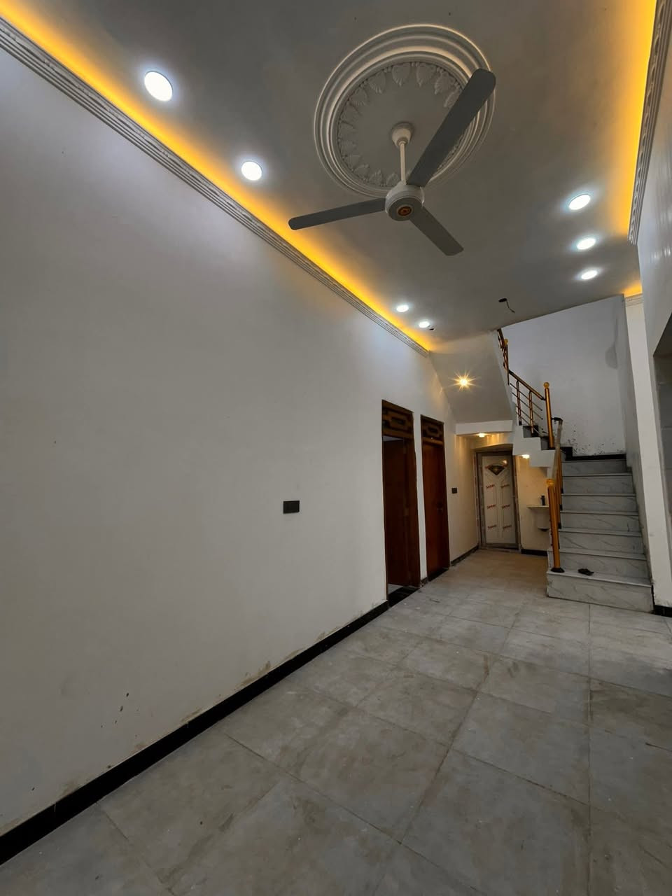 السلام عليكم يتوفر🏠 بيت طابو زراعي عراقي اصولي 
المساحه 130متر 
العنوان طريق العوجه بدايه شارع المقيمين يبعد مسافه 300متر عن طريق العوجه .
بناء حديث البيت فارغ ☆
تتكاتب وتسكن بيه.....
البيت يحتوي على غرفه عدد 2 ومطبخ وصاله ودوانيه وصحيات داخليه وخارجيه 
شغل درجه اولى ..
السعر 68 وبيه مجال قليل 
التواصل ***********
