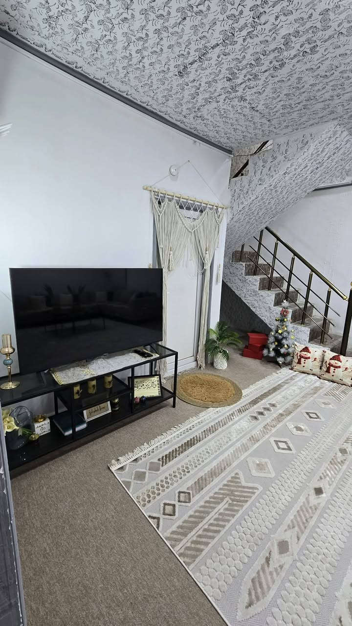 بيت ٢٠٠م مطلوب مصرف تنطي مقدمة باقي تسديد مصرف تغير الكفيل ٢غرف صاله استقبال مطبخ حديقة كراج قرب شارع المجمعات ***********
