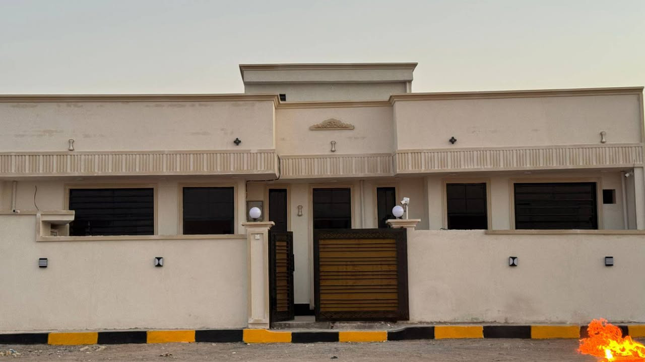 دار للبيع مساحة 165متر مربع. ركن
غرفتين نوم وصالة واستقبال ومطبخ وحمام 
حواس خلف حسينيه حواس الفرع الثاني 
***********
