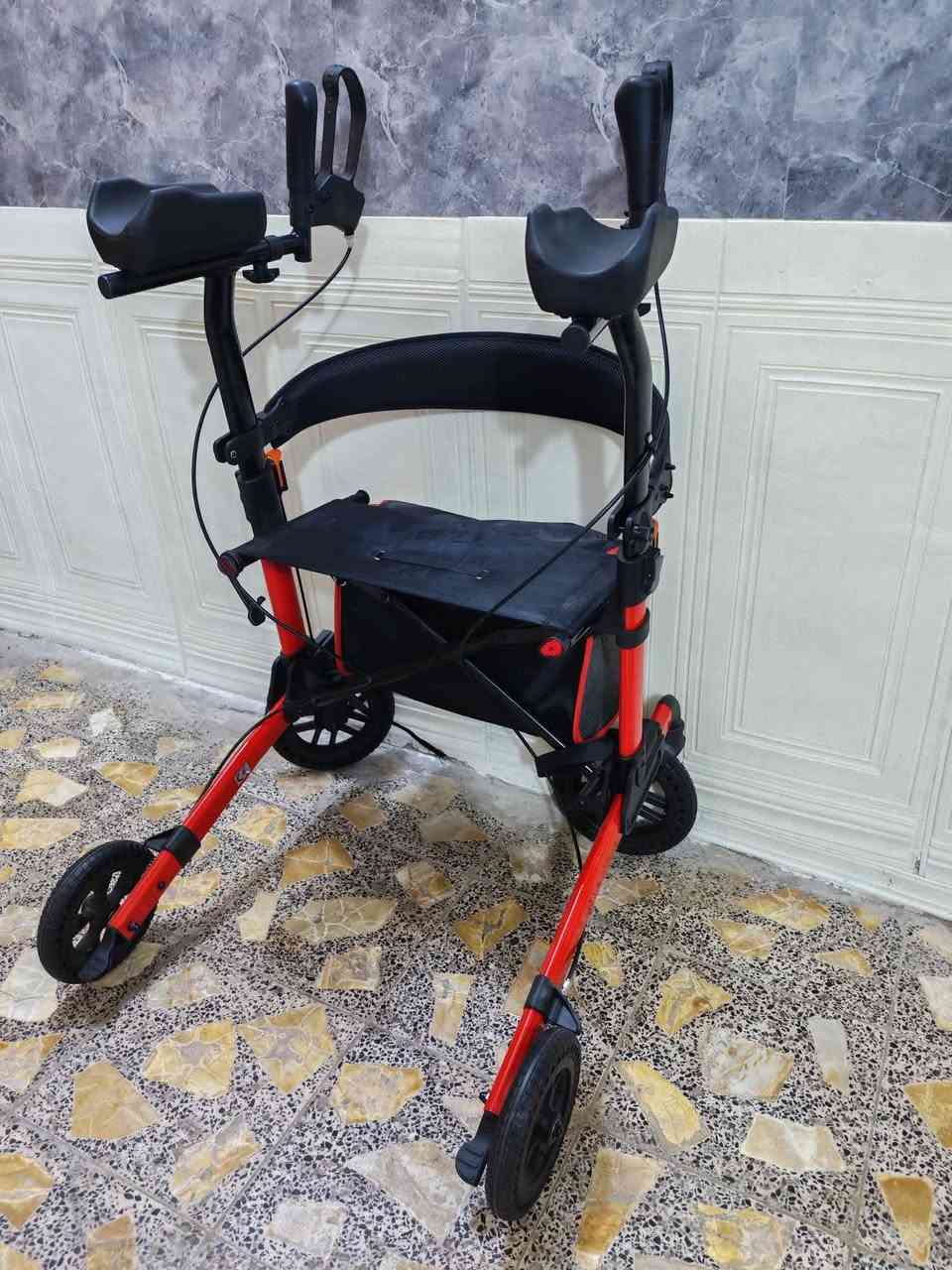 السعر ب 75 الف مع التوصيل 🚌
مشاية 🦼 دوارة مزودة بمساند للساعدين (Forearm Rollator Walker) من ماركة Nihhcune، مصممة لمساعدة كبار السن أو ذوي الاحتياجات الخاصة على التنقل. 🦽🦼🦽
مساند ساعد قابلة للتعديل: توفر وضعية وقوف طبيعية لتقليل الضغط على الظهر والكتفين. 
نظام فرامل مزدوج: تحتوي على فرامل يدوية للإبطاء، ويمكن دفعها للأسفل لقفل العجلات تمامًا عند الجلوس. 🦼🦽
تصميم عملي: قابلة للطي لسهولة التخزين والنقل، وتأتي مع حقيبة تسوق ومقعد مدمج للراحة. 
العجلات: مزودة بعجلات كبيرة مناسبة لمختلف التضاريس، مع قدرة على الدوران بزاوية 360 درجة لسهولة المناورة.


**إذا كنت صاحب هذا الإعلان وتريد حذفه لأي سبب، رجاءا أرسل رسالة إلى الدعم الفني**