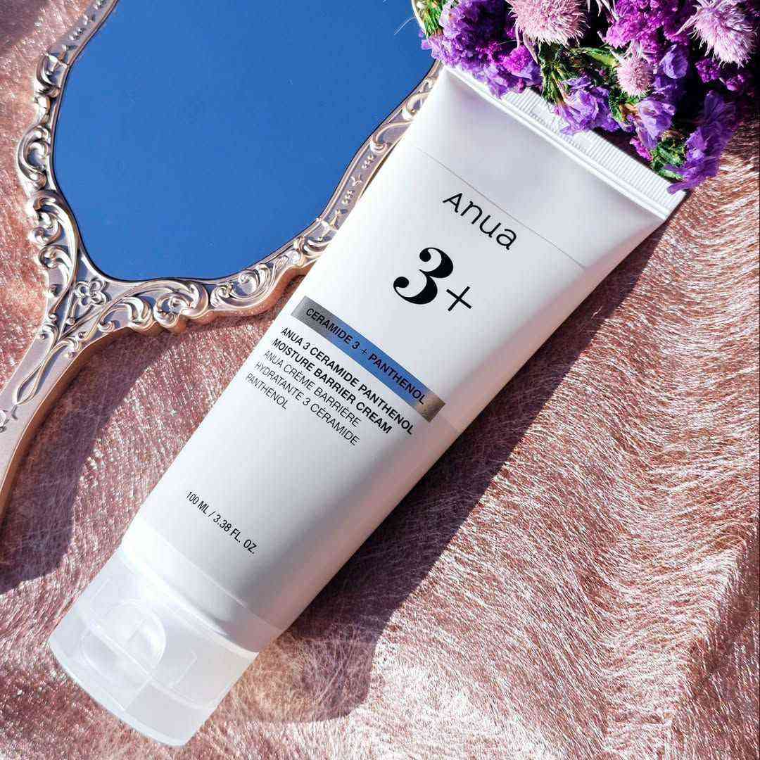 ✨كريم Anua 3 Ceramide Panthenol Moisture Barrier Cream كريم للعناية بالبشرة مصمم لترميم وتقوية حاجز البشرة، وتوفير ترطيب عميق وطويل الأمد. يحتوي على ثلاثة أنواع من السيراميد والبانثينول لتعزيز حاجز البشرة ومنع فقدان الرطوبة. يوفر ترطيباً عميقاً ويهدئ البشرة. تم اختباره من قبل أطباء الجلدية وثبت أنه آمن للبشرة المعرضة لحب الشباب والبشرة الحساسة. قوامه ناعم وغير لزج، يمتص بسهولة ويترك البشرة منتعشة. 

✅الفوائد الرئيسية:-
✔️3 أنواع من السيراميد (AP، NP، EOP): تساعد هذه الدهون الأساسية في تقوية حاجز الترطيب الطبيعي للبشرة ومنع فقدان الرطوبة.
✔️بانثينول (فيتامين B5): يعمل على تهدئة البشرة المتهيجة والجافة، ويعزز الاحتفاظ بالرطوبة داخل الجلد.
✔️مركب مهدئ وخلاصة السينتيلا اسياتيكا: يساعد هذا المزيج على تقليل الاحمرار وتهدئة البشرة الحساسة أو المتعرضة للإجهاد.
✔️أحماض أمينية وحمض الهيالورونيك: عوامل ترطيب طبيعية تعزز من مرونة البشرة ونعومتها وتوفر ترطيباً إضافياً. 
✔️مناسب لجميع أنواع البشرة: بما في ذلك البشرة الحساسة والمعرضة لحب الشباب.
غير مسبب للرؤوس السوداء (Non-comedogenic): تم اختباره سريرياً ليكون آمناً للبشرة المعرضة لحب الشباب.
✔️قوام خفيف وسريع الامتصاص: يوفر ترطيباً غنياً دون ترك ملمس دهني أو لزج على البشرة.
الاصلي المنشأ كوريا 🇰🇷💯
السعر ١٤ الاف
🚘 يوجد خدمة توصيل ٤ الاف لجميع محافظات العراق 🚘 المحمودية, بابل


**إذا كنت صاحب هذا الإعلان وتريد حذفه لأي سبب، رجاءا أرسل رسالة إلى الدعم الفني**