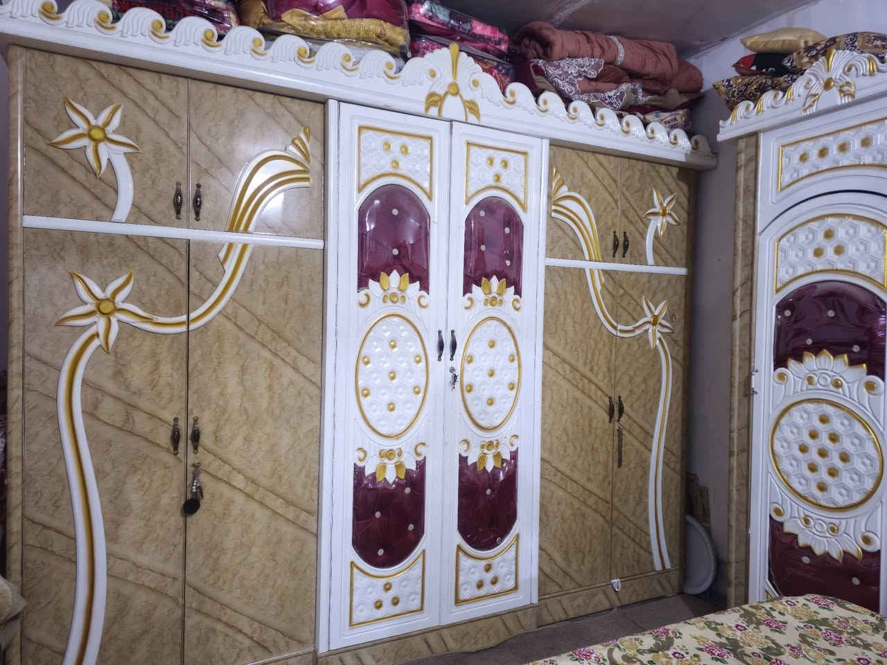 السلام عليكم... غرفة نوم عراقية درجة اولى مستعملة نضيفة كلش. 
متوازي عليهة لان اريد اشيل.
مكاني بغداد.
***********   متوفر و اتساب او اتصال.
