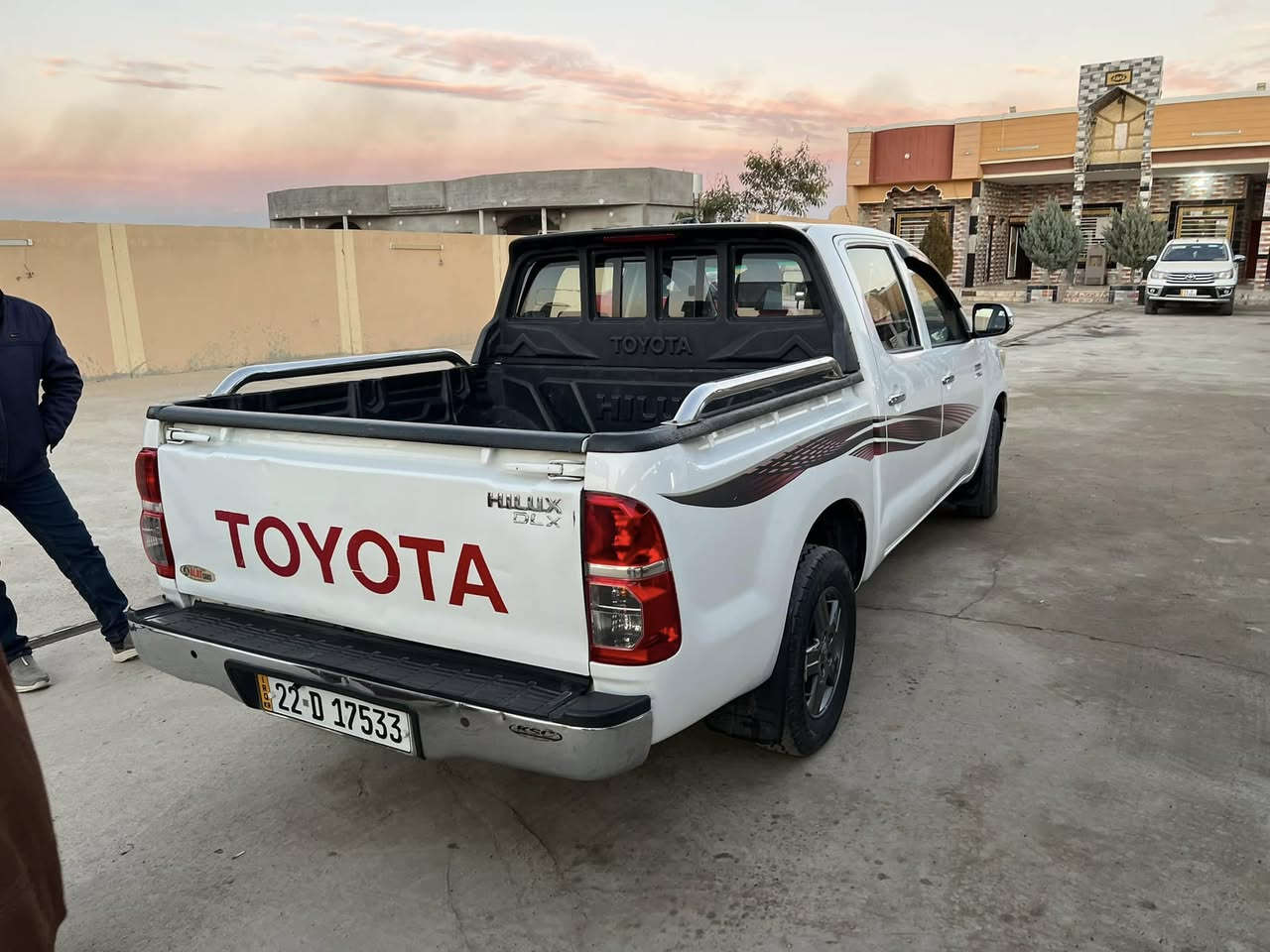 سلام عليكم 
بكم هايلوكس للبيع 
موديل 2012
كير ومحرك شرط 
بيه صبغ جوه بك لايت شبر وبيه بارد شويه 
السعر 185 وبيها مجال للطيبين 
الرقم ***********
