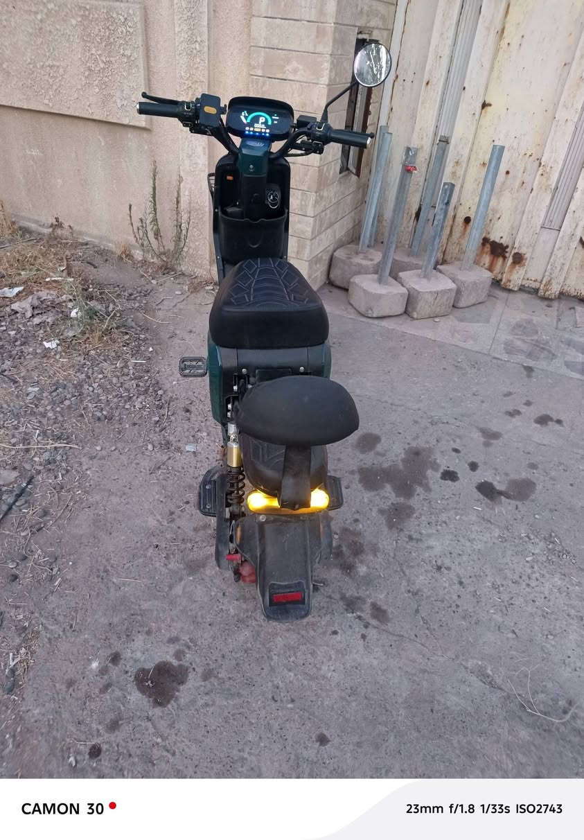 مطور شحن R9... للبيع شرط برغي ما مفتوح خمس بطاريات بي الشحنه تمشي 40..الى 45 كيلو متر 
نضيف ومثل ما بالصوره بطارياتو دبل فول وشرط انضاف. 
مكاني الايسر  السعر 400  للتواصل *********** .. بي وات ساب
