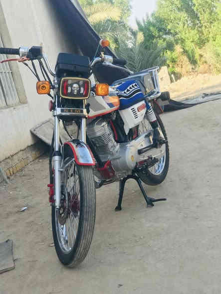 السلام عليكم دراجه لبيع موديل 21 وراقه ضايعه يعني كلك كفله لك عشارين  وسعره 600دراجه نضف من الصوره محرك ما مفتوح دراجه مال جناي 
***********
