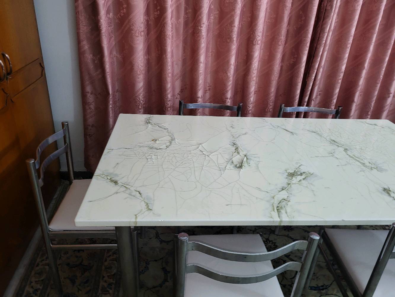 ميز طعام مستعمل بحالة ممتازة، مع 6 كراسي ودوشمة جديدة. 
العرض 1 متر 
الطول 180cm 
الميز مستعمل وبحالة ممتازة 
الكراسي دوشمة جديدة 
اللون ابيض الى بيجي (اوف وايت) 

الاتصال على الواتس اب 
***********
السعر 
300,000 الف عراقي