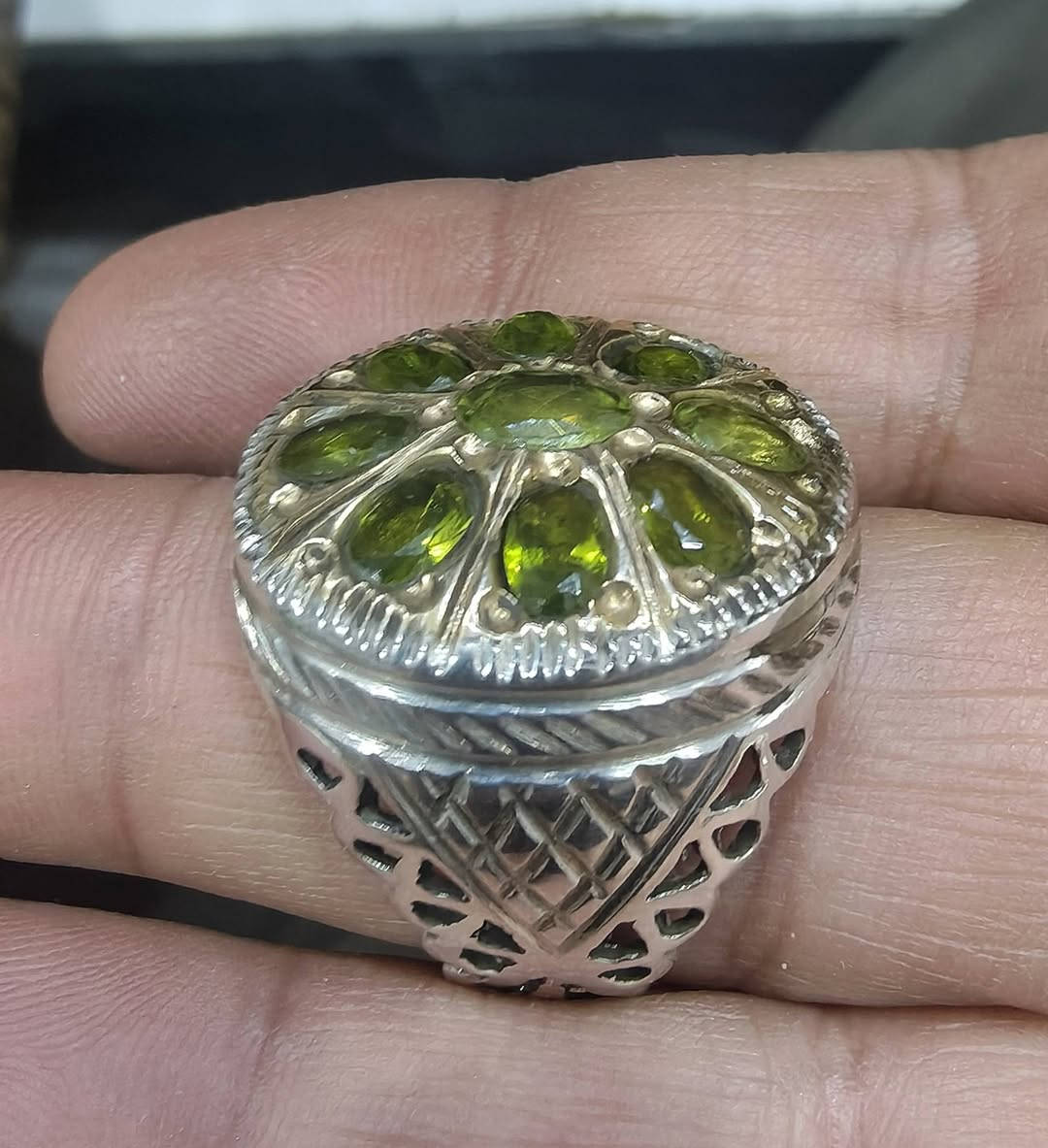 محبس مطعم باحجار الزبرجد ٩ حجرات حجم كبير جدا صياغه ثقيله السعر ٨٠ الف قفل ونهائي


**إذا كنت صاحب هذا الإعلان وتريد حذفه لأي سبب، رجاءا أرسل رسالة إلى الدعم الفني**