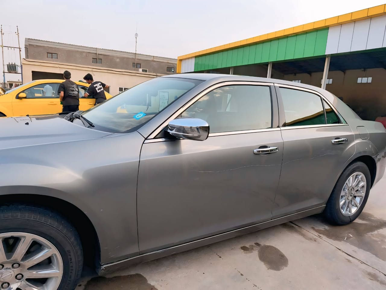 السلام عليكم
كرايسلر c300 
2011  وارد كندي كلين تايتل مكفولة السيارة ماشيه 185mi حقيقي رقم نينوى بـ اسمي تحويل ثاني يوم سنوية لـ 2031 حدادية 100% طخم تايرات جديد مكينة جديدة وكير عصا مكفولات سيارة مال جناي ونضيفة انضف من الصور كشنات حضن s حاملت اكواب تدفئة تبريد كشنات كهرباء وباقي المواصفات معروفة بالاوباما 
السعر :- 160$ وبيها مجال 
الهاتف :- ‏‪***********‬‏
