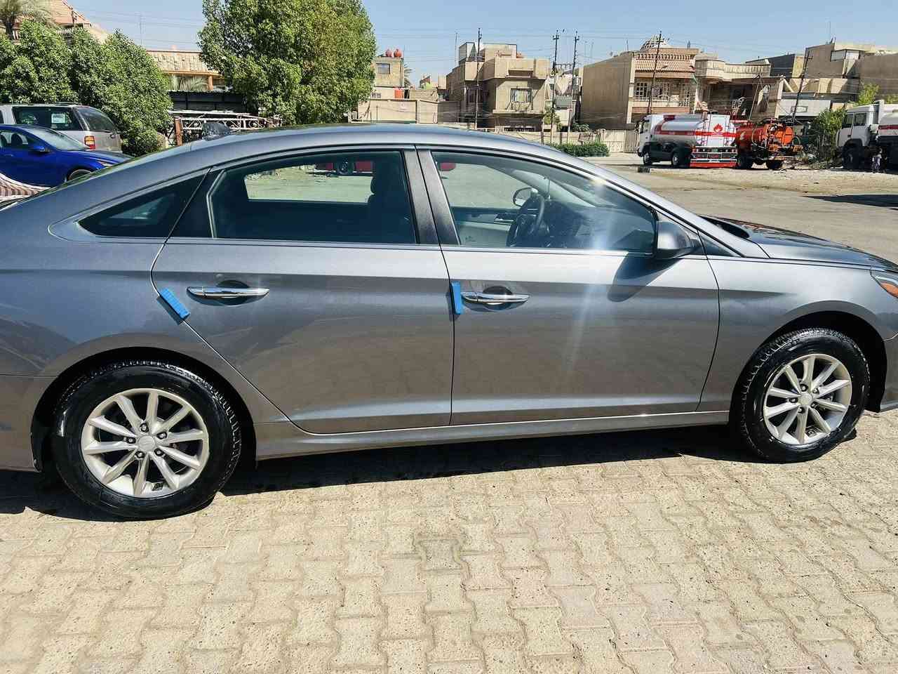 السلام عليكم
هونداي  سوناتا موديل 2018  

وارد امريكي 

محرك حجم 2400 

اللون رصاصي 

ويل كمب جديد

تحكم ستيرن جهتين

كامرا خلفية اصليه

نظام مانع انزلاق

انظمة قيادة ( سبورت . ايكو . نورمل )

مثبت سرعة

شاشة لمس كبيرة اصلية

تبريد ثلج

ماشية ١٣٩ الف

سنوية باسمي تريد تحويل او وكاله 

رقم انكليزي جديد  

حادث موجود بالصور 

العنوان / بغداد - الحبيبية 

السعر ١٣٥ ورقه بيه مجال 

 ***********

