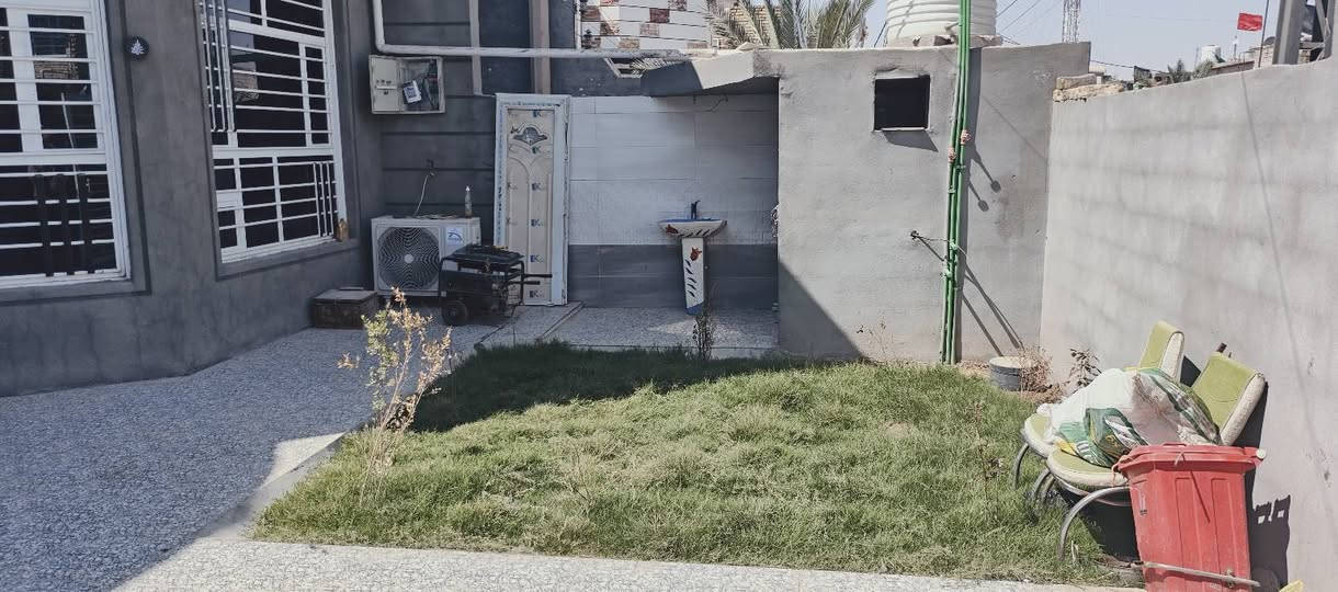 السلام عليكم 
الدار للبيع
 يتكون من طابقين بناء طابوگ 
الطابق الارضي 
يتكون من استقبال وكلدور وصالة ومطبخ وغرفة نوم عدد2  حمام+تواليت داخلي وتواليت خارجي ترك ومنور وگراج وحديقة

الطابق الثاني غرفة نوم عدد 2 صاله + حمام وتواليت مأسس ماء وكهرباء نقص فقط ارضية واللبخ
 
حواس شارع التجار 

رقم صاحب الدار ***********
