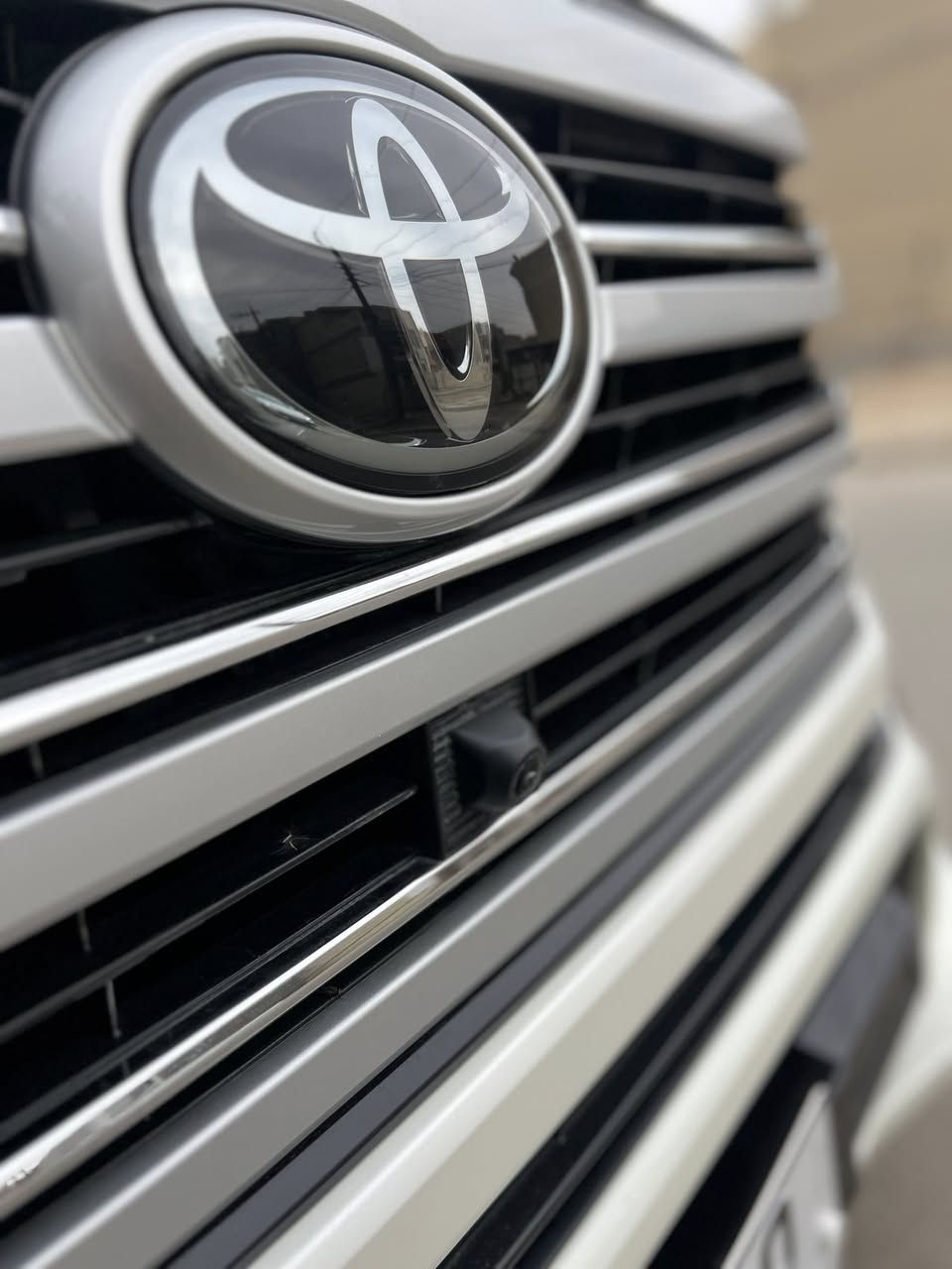 السلام عليكم 
النوع : تويوتا لاندكروز ( بريم) 
الموديل : 2024 
الرقم : بغداد ( بأسمي ) 
عداد المسافة : 7 الف 
السياره : كفاله عامه حتى من الشخط ( بعده زيرو حتى الكاعيات محاطهن بعدهن بلايلون ولايلون الشركه بعده بيه  السياره زيرو زيرو ) 

* المواصفات : LlmlTED / VX
* رادار امامي مواصفات VIP 
العنوان : بغداد - السيدية 
السعر : 770 ورقه وبيه مجال 
باقي التفاصيل الاتصال ؏ الرقم او واتساب 
***********
