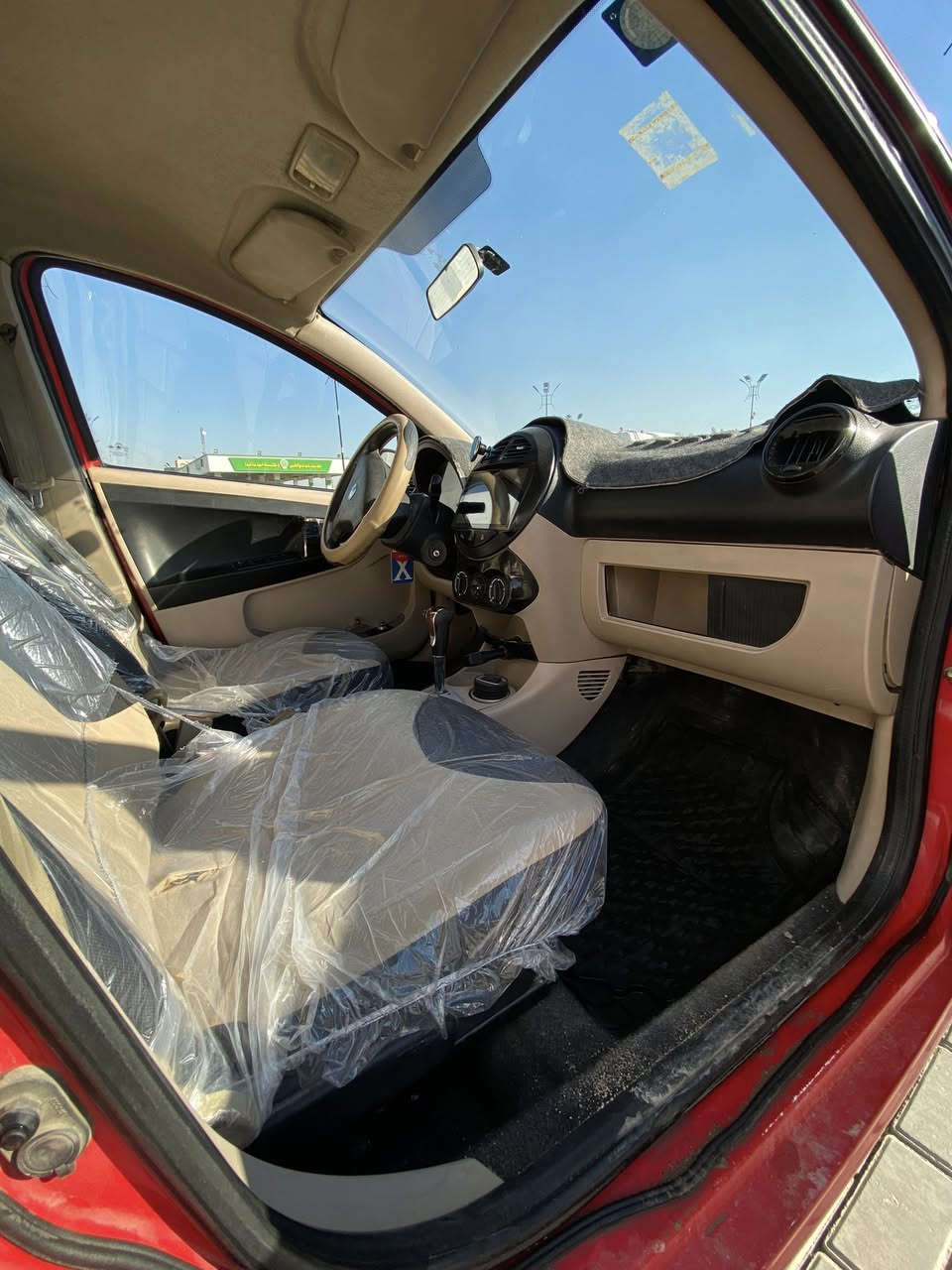 سلام عليكم اخوان اخواتي باندا موديل 2013 جديده معنه كلمه ستخدام شخصي فلس احمر ما تصرف عليه سياره مغلفه تغليف درجه اولى شادله ثلاث ٣ شاشات اصلي 
سياره بسمي ومشروع وطني رقم جديده وهز جديده 
ملاحظه مستعجل عل بيع كلش 
مكاني بغداد دوره *********** 
سعر 52وبيه مجال
