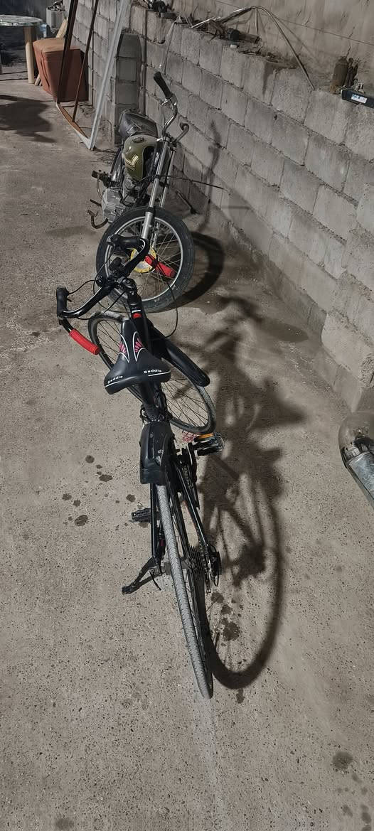 اخوتي سلام عليكم دراجه هوائيه مصنوعه من لانمليوم بل كامل وزن الدرجه 9.5كيلو حجم 16. c700 نضافه 100/85كلشي مابي بس البريك الخلفي واكف يراد دكيرز لين يجلب وب البايسكل امانت الله يوميه اروح بي للشعب ورجع صناعته كوريه من ماركم xrz والله لو مو معتاز جان ما بعته سعر 150قفل ابو الميه لا تراسلني فدوه وتعبني +بس الخوذه ابيعه وحد سعرهه ٢٠ الف اما التايرات ول جوابه ول مرايات ويه البايسكل وبل عافيه علا الياخده مكاني الحسينيه ***********. بي واتساب
