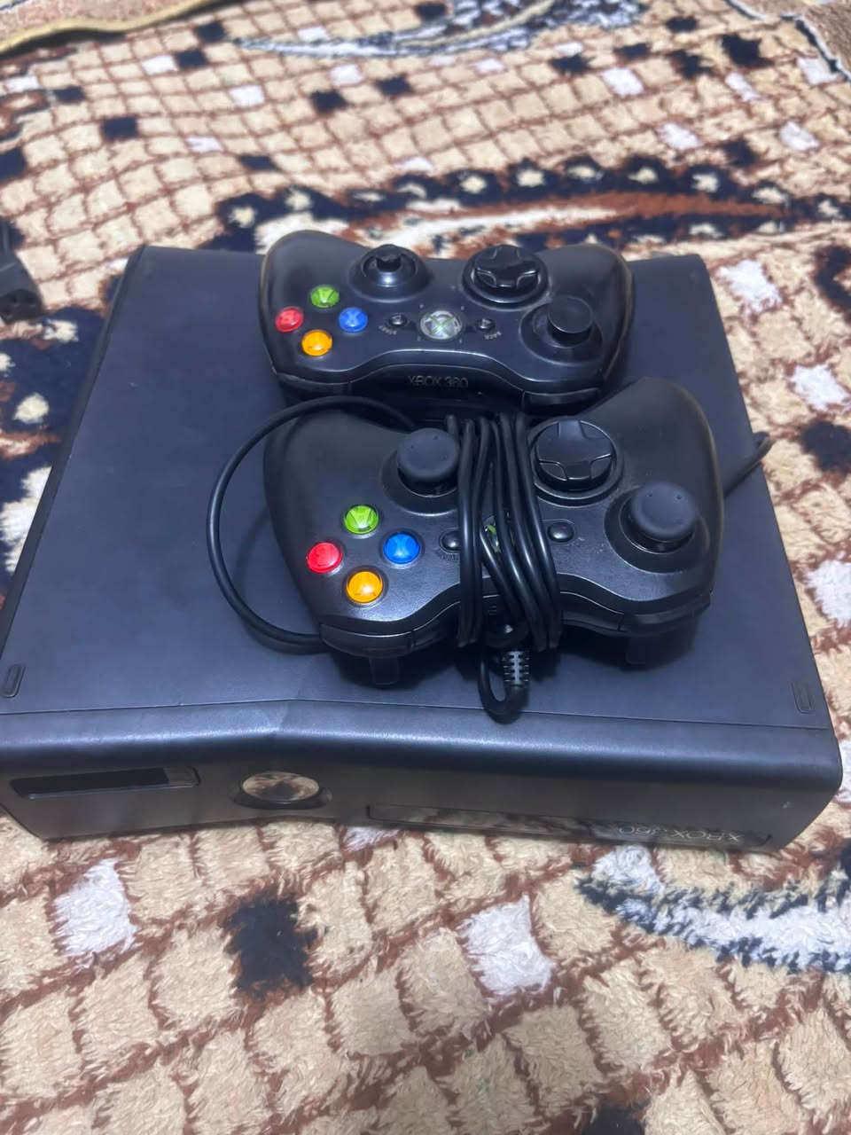 اكس بوكس 360 كامل هو غراضه للبيع سعر 40 ألف قفل  فحم.  شغال مكاني بغداد الإسكان  بيه200 لعبه ***********
