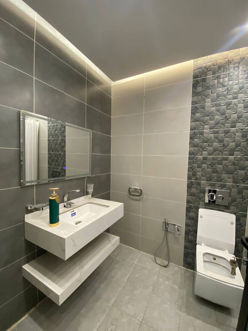 مكتب إيليا للعقار
للأيجار في السيدية ..

شقه ديلوكس درجه اولى فول مودرن . 
طابق ثاني .. 
نظام مصعد 24/7 ..
نظام سكيورتي الدخول للبنايه على البصمه ..
تحتوي على استقبال كبير 
ومطبخ مجهز بكاونتر كامل 
وغرف نوم عدد 2 
وصحيات 
وبالكون 
الموقع : السيدية شارع الكويتي .. 
الايجار مليون شهرياً ..

للاستفسار ***********
