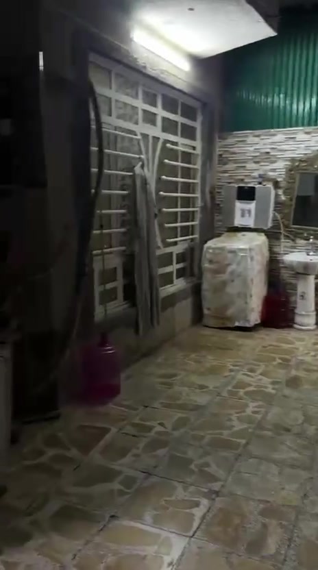 بغداد حسينيه الراشديه خدمات خلف جامع الإمام الصادق  ٢٠٠ متر يحتوي على ٥ غرف نوم مطبخ كبير حولي  استقبال طابقين ***********
