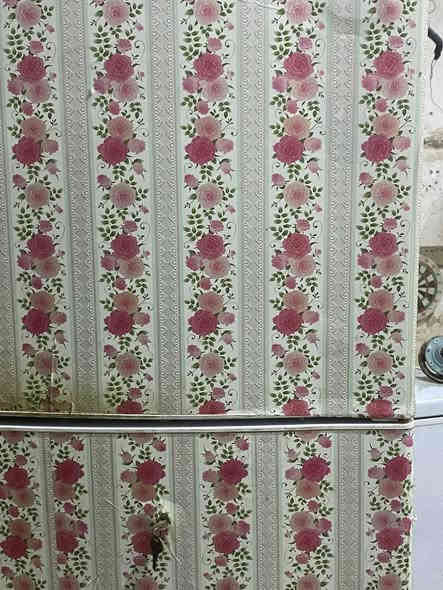 ثلاجة حجم  كبير عائلية سعرها نضيفه عل فحص سعرها. ١٥٠ وأبيها مجال العنوان الديوانيه بداية شارع سالم *********** @إشارة
