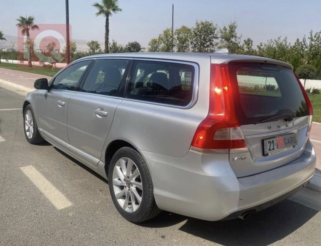volvo
v70
موديل2016
سياره جديده مكفوله كفاله عامه بدون حادث و صبغ
رقم و سنويه جديده فول مواصفات بدون سلايت كير و مكينه بشرط 
سعر 105
بي مجال شويه 
رقم***********
