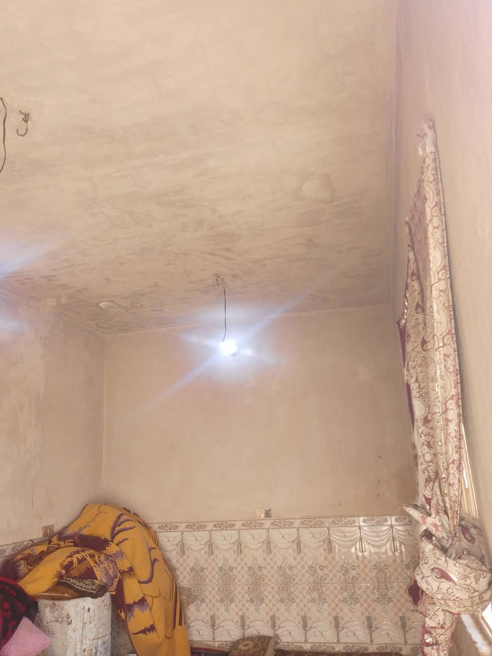 السلام عليكم بيت للبيع 100م يحتوي على استقبال صاله مطبخ غرفه حمام خارجي وداخلي بيتونه العنوان البراكيه شارع المطار القديم قرب اسواق علي الطائي السعر 18 وبي مجال الاتصال رقمي ***********
