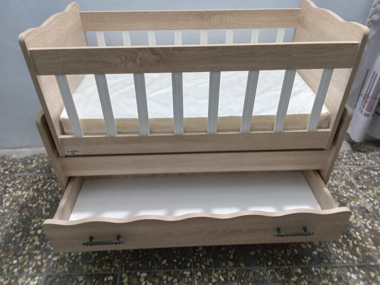 سرير نضيف جداً بحاله جديده غير مستخدم ✅
من عمر ولاده الى ٣ سنوات
يحتوى على مجر ملابس للاطفال
سرير هزاز 
مع دوشك جديد طبي جديد جداً
السعر ٧٥ وبي مجال قليل 🤍
للتواصل على الخاص او على الرقم ***********📞
العنوان شهداء البياع
