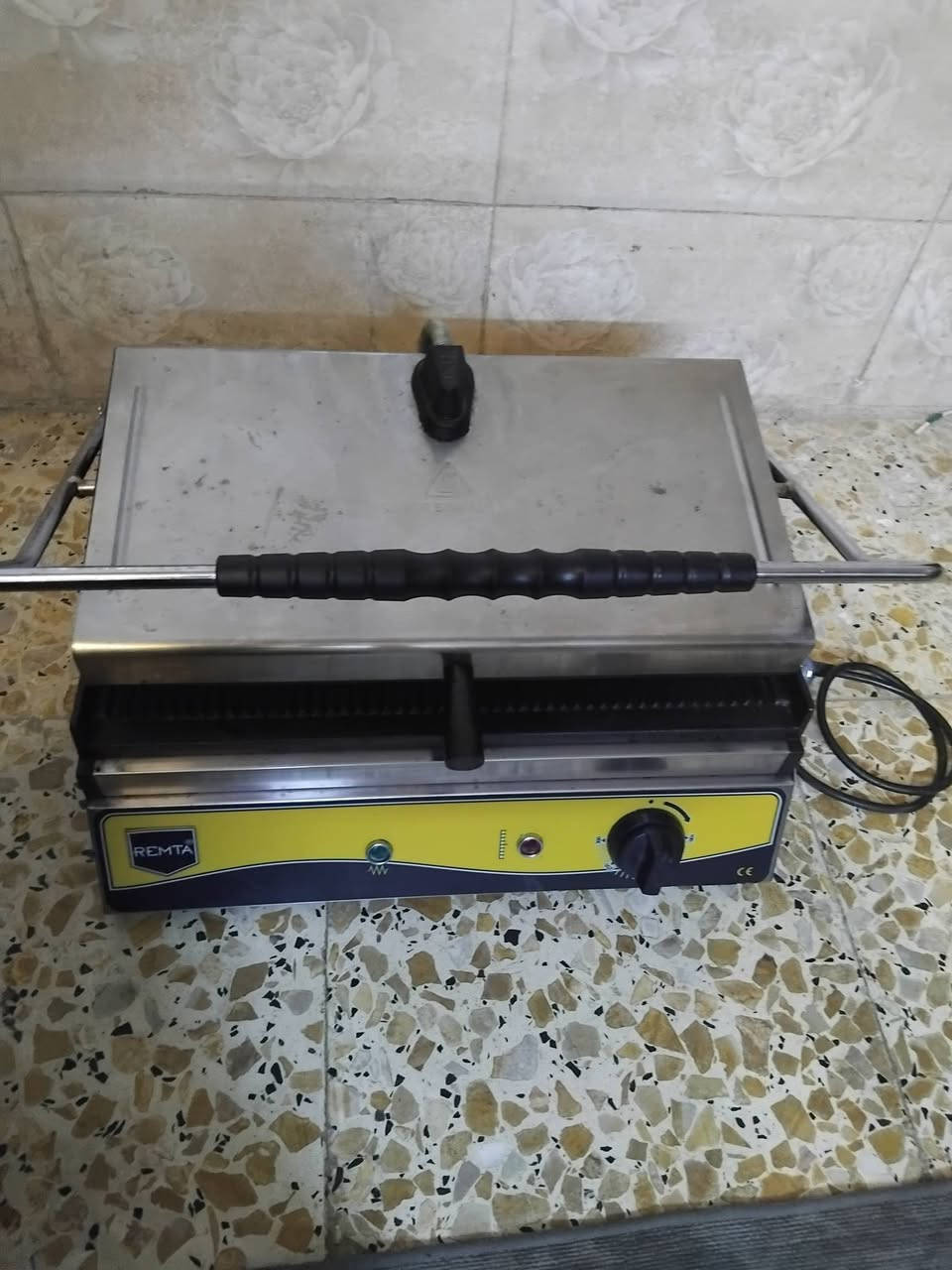 سلام عليكم من رخصة الادمن المحترام عندي كابسة كهربائية ريماتا اهل الخبرة يعرفوها استعمل قليل اخت الجديدة للبيع سعرها ٢٠٠ وبيها مجال لطيبين بغداد الكرخ هاتف ***********
