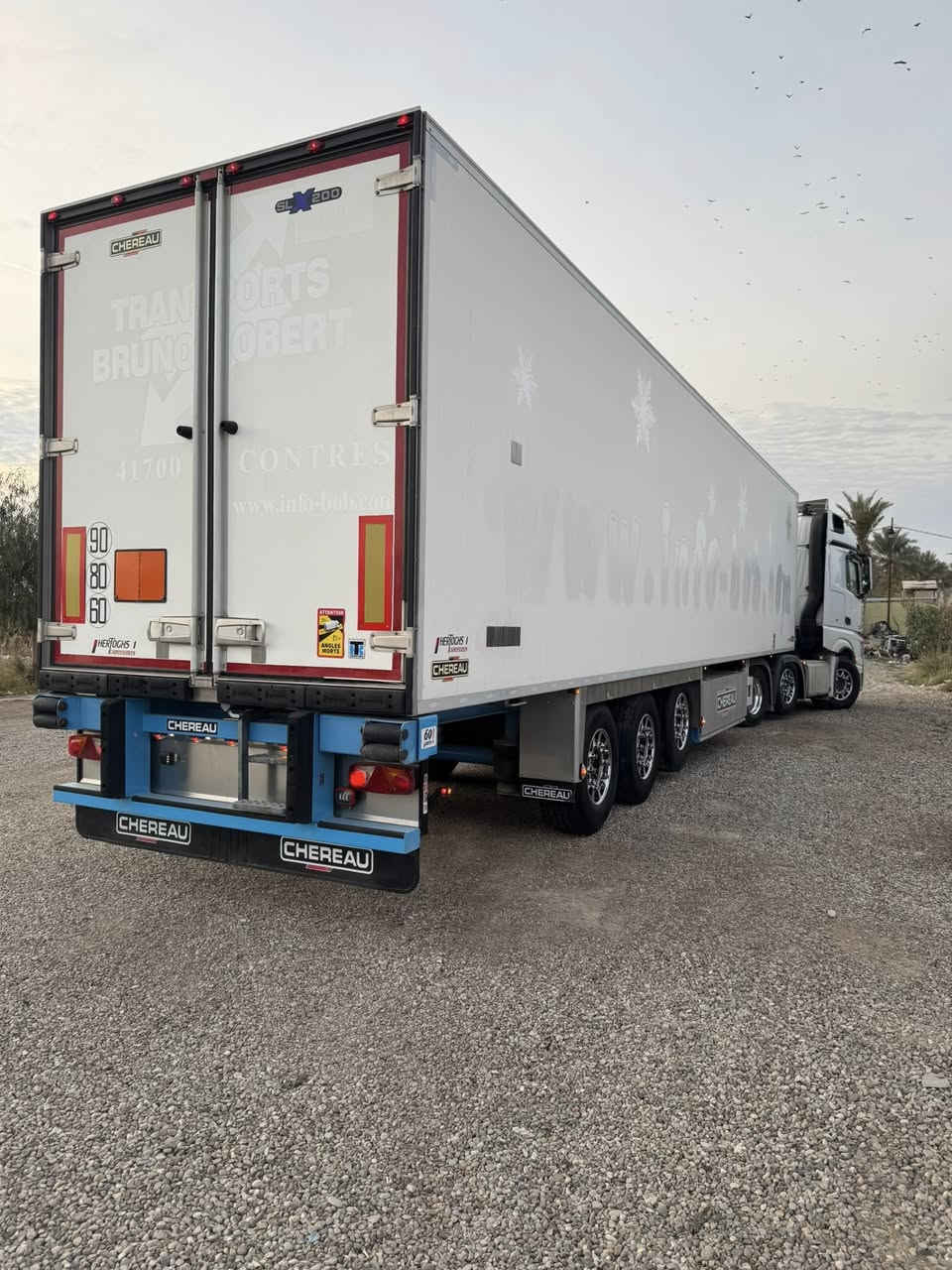 السلام وعليكم للبيع براد شيرو منفيس موديل 2010 جهاز SL200XE سمك 7 ارتفاع استندر 📞***********
