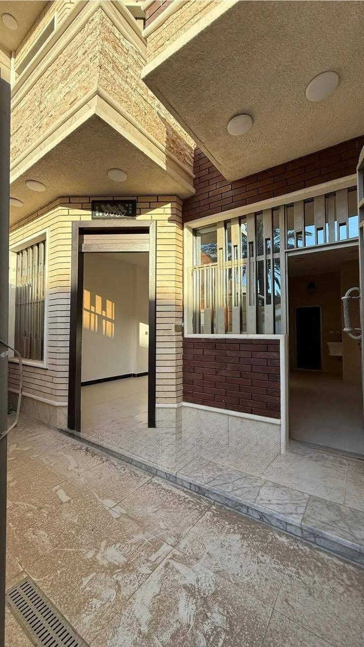 بيت 75م للبيع شارع الكنيسة / منطقة حي البنوك
محلة 319 قرب الشارع العام 
بناء حديث 2025
 واجهـة 6م * نزال 12٫5م
يحتوي على 
الطابق الارضي 
( مدخل استقبال منفصل ) 
 مطبخ 
+ منـور 
+ حمام + غرفة منام
الطابق الاول 
3غرف نوم مع خدمات
الطابق الثاني 
بيتونه كبيره تنفع مخزن + سطحين امامي وخلفي كبيرين 

للاستفسار الاتصال بالرقم او مراجعة مكتب الجوهرة للوساطة العقارية الكائن في شارع الكنيسة 
***********
