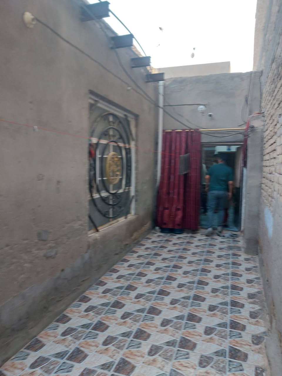 #دار للبيع/ حي الزهراء من جهة حي الشرطه ..
#المساحة /١٢٥متر مربع /واجه ٦ وربع نزال ٢٠ 
#البناء وسط بمستوى الشارع ..
#غرفه نوم وصاله واستقبال ومطبخ صحيات خارجية وداخليه ..
#العنوان حي الزهراء من جهة الأكاديمية 
#الشارع عرض ١٠ متر 
#خدمات كامله 
#للإستفسار الاتصال *********** او*********** مراجعة مكتب القريشي للعقار(حي الوحده /مقابل القطاع البلدي الثالث )
