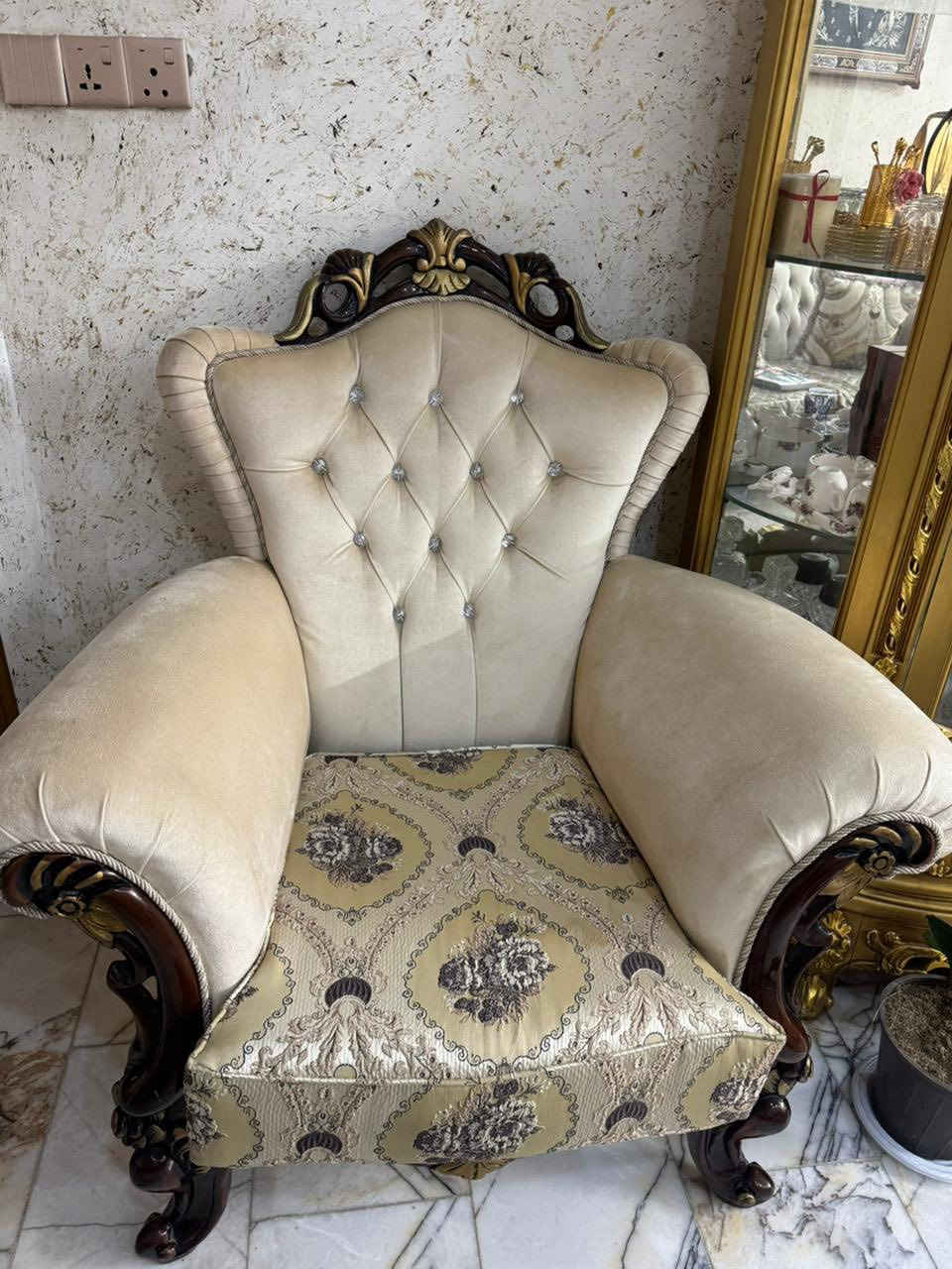 السلام عندي تخم ملكي لون ابيض تخم كلش نضيف مستعمل قليل 10 مقاعد مابي لاكسر ولاشك ولا اي شي نضافته 100‎%‎ مكاني بغداد سعره 3 ملاين وبي مجال للشراي الرقم لاتصال *********** موجود وتساب
